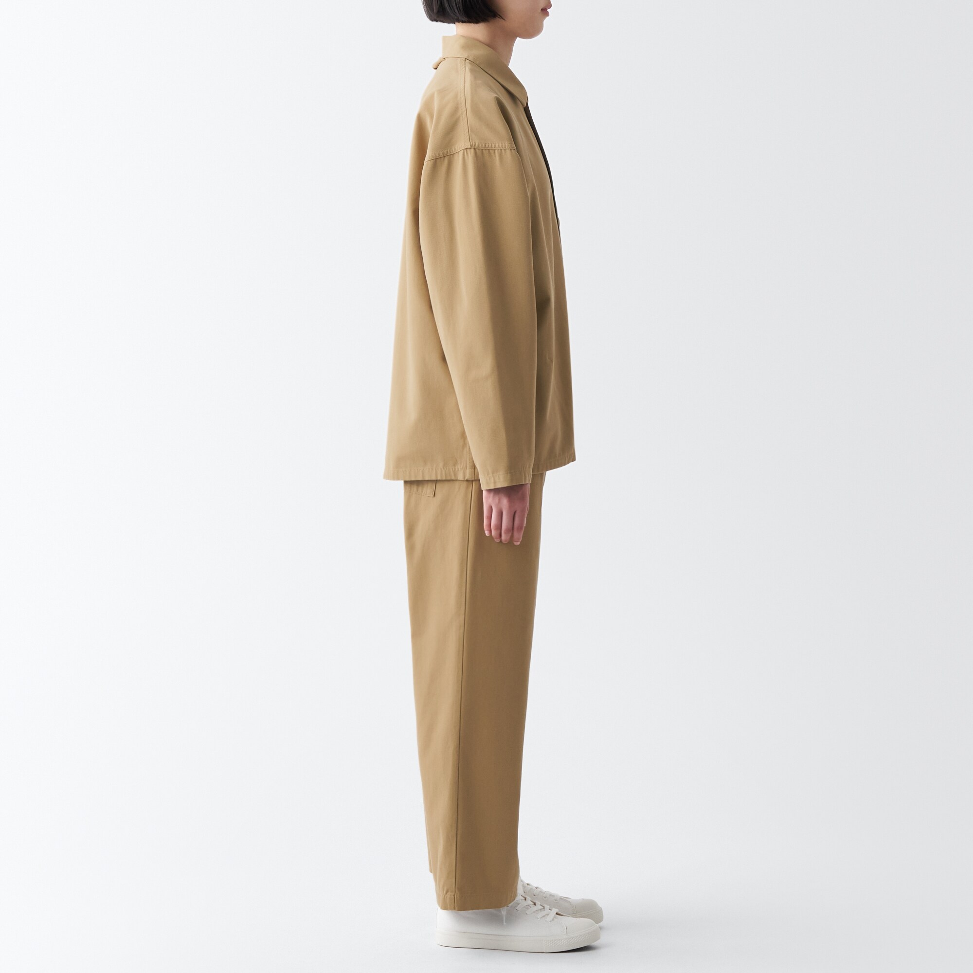 燃えにくい素材を使ったワイドパンツ