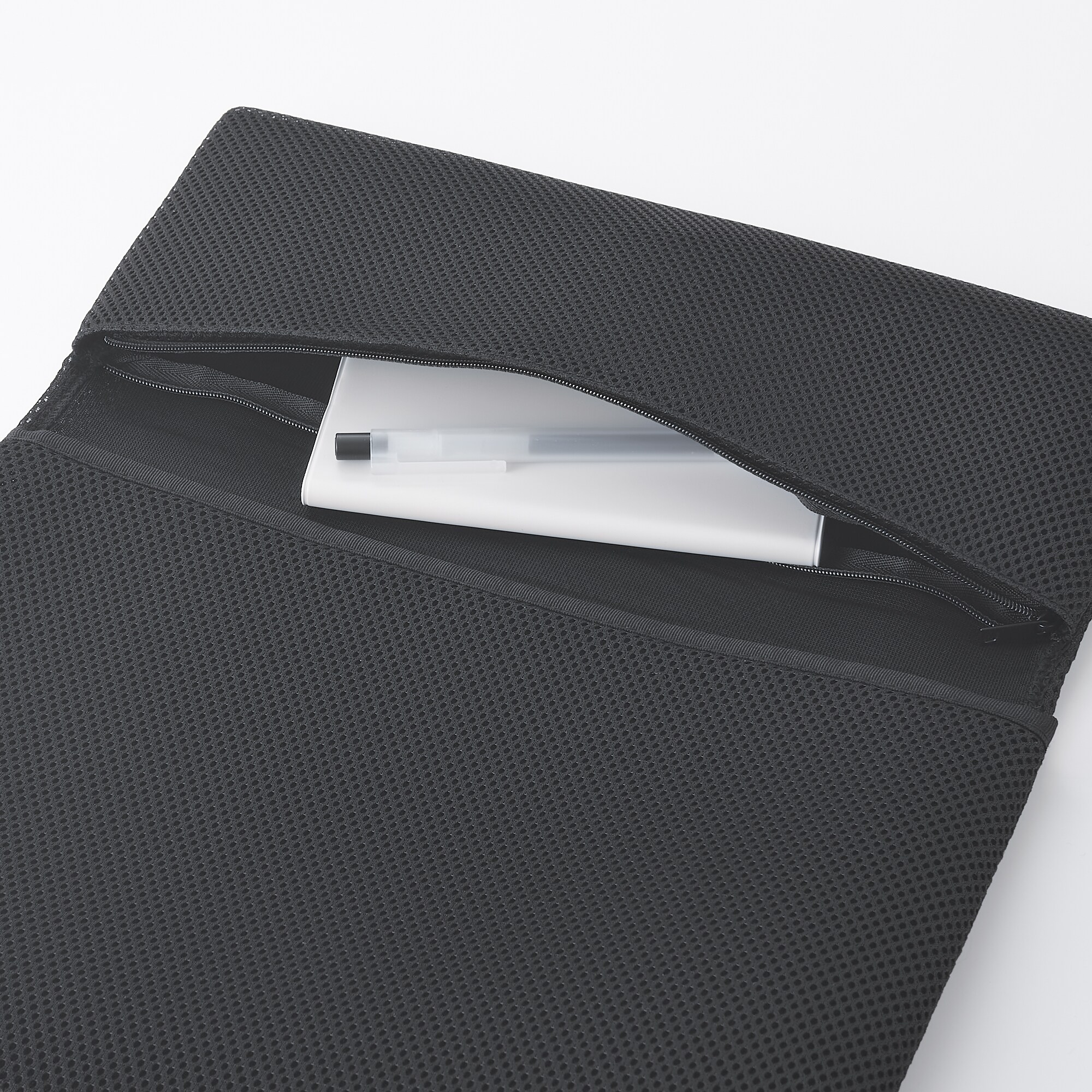【１３型用】ポリエステルメッシュＰＣカバー　ポケット付　黒