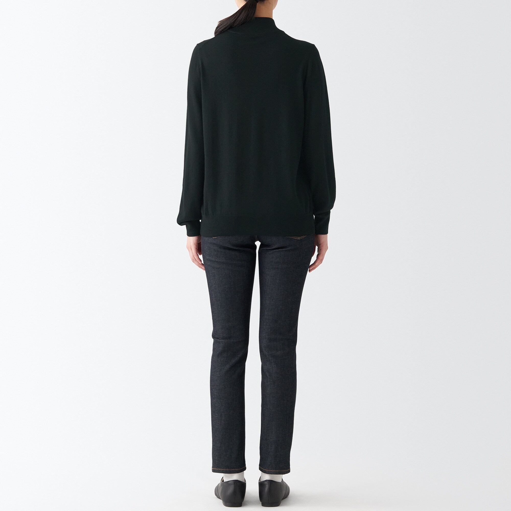 首のチクチクを抑えたハイネック洗えるセーター