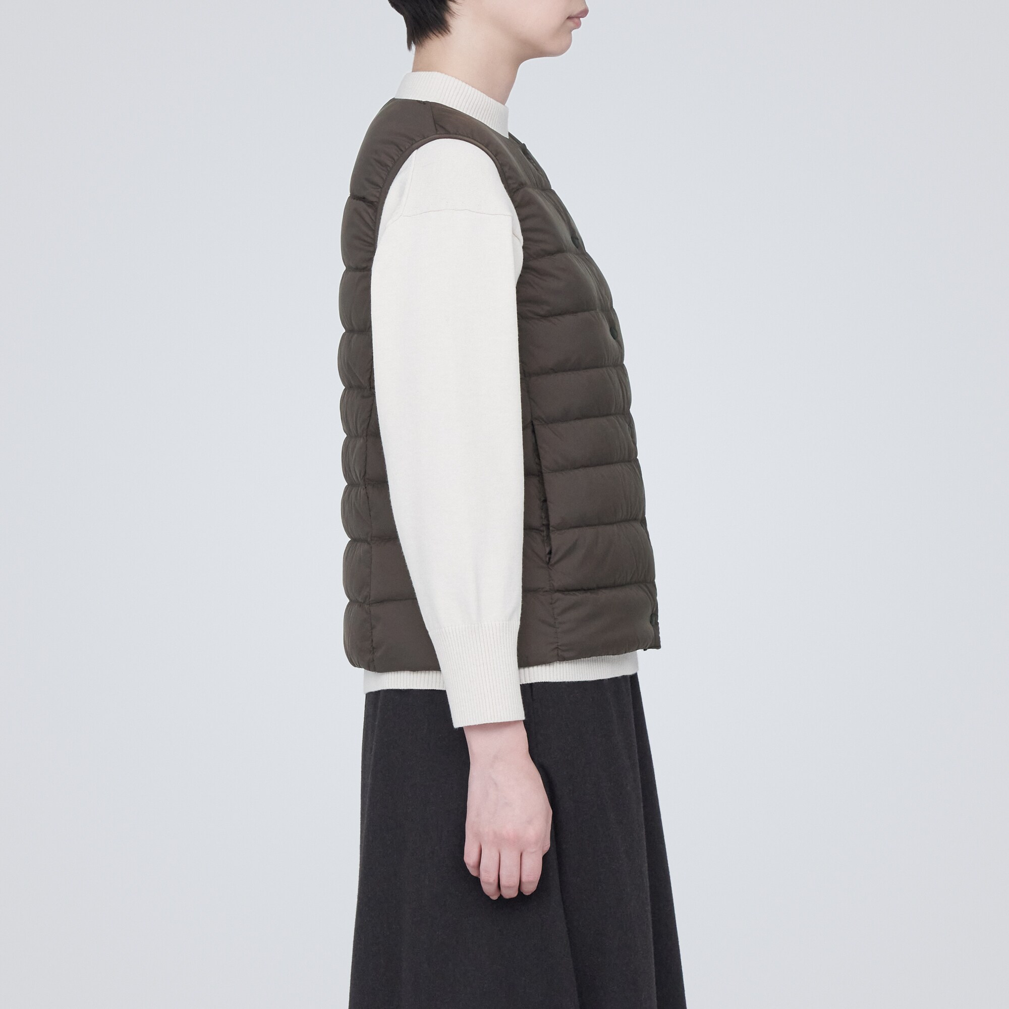 軽量ダウンノーカラーベスト（帯電防止裏地）