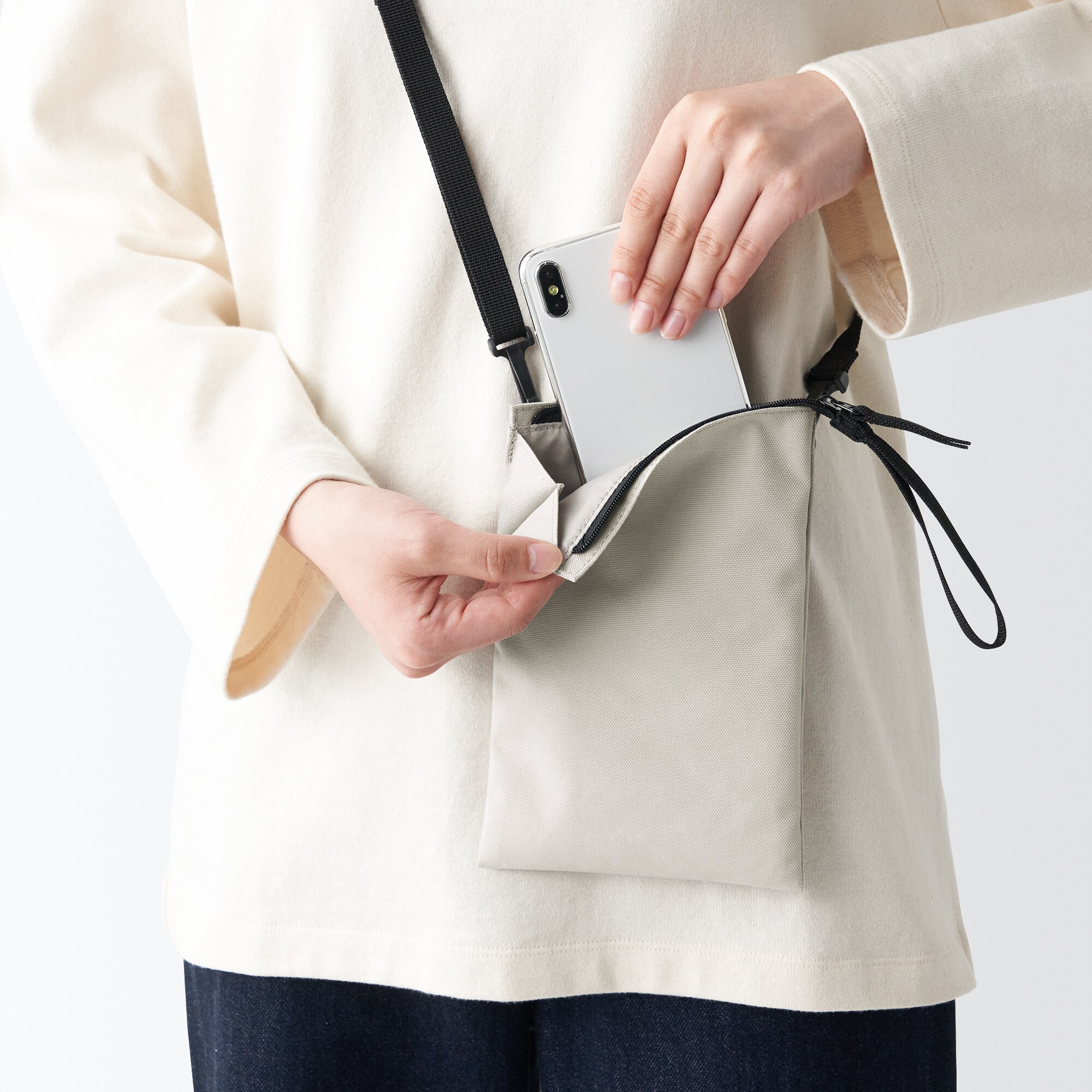 ポーチとしても使える　撥水ミニサコッシュ