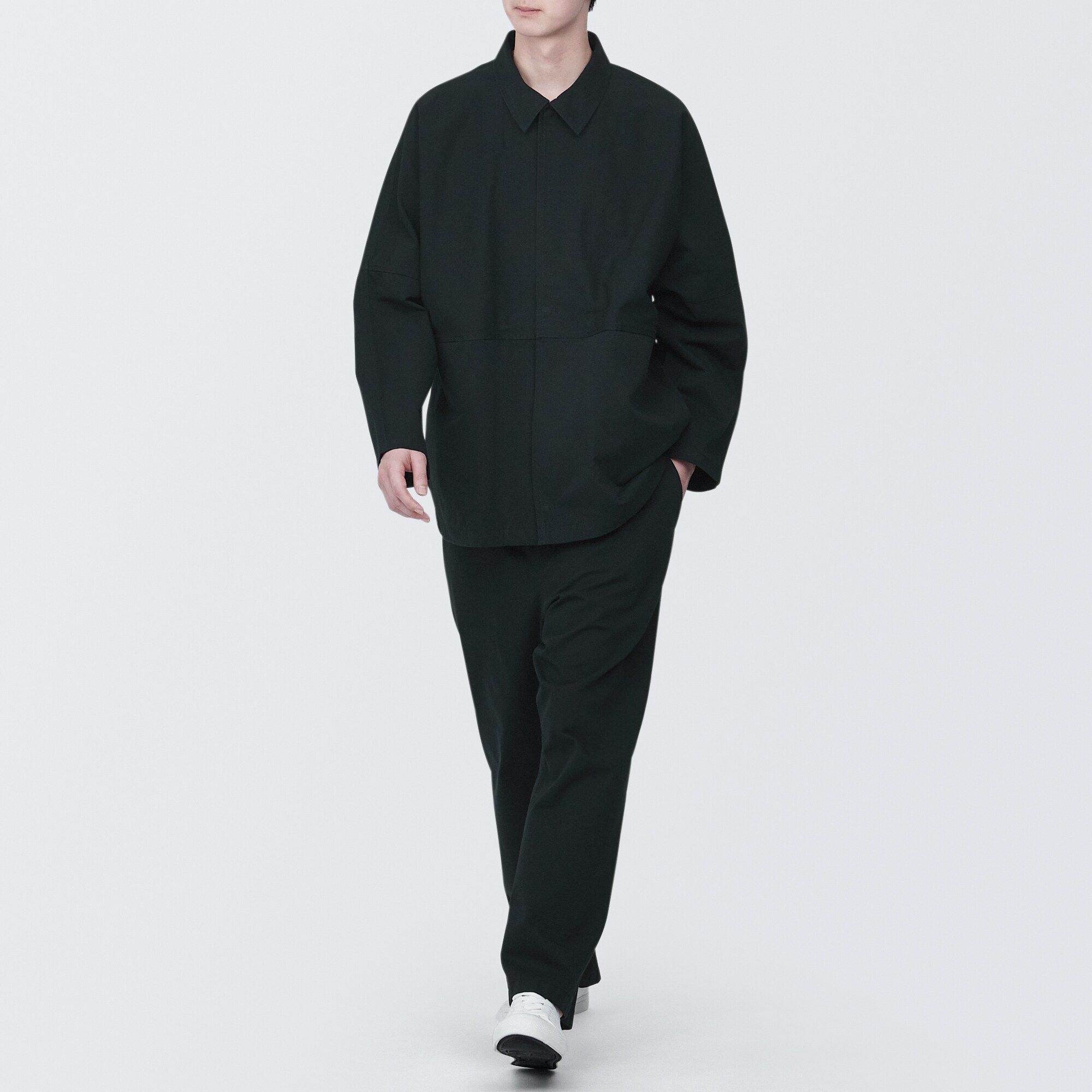 燃えにくい素材を使ったストレートパンツ