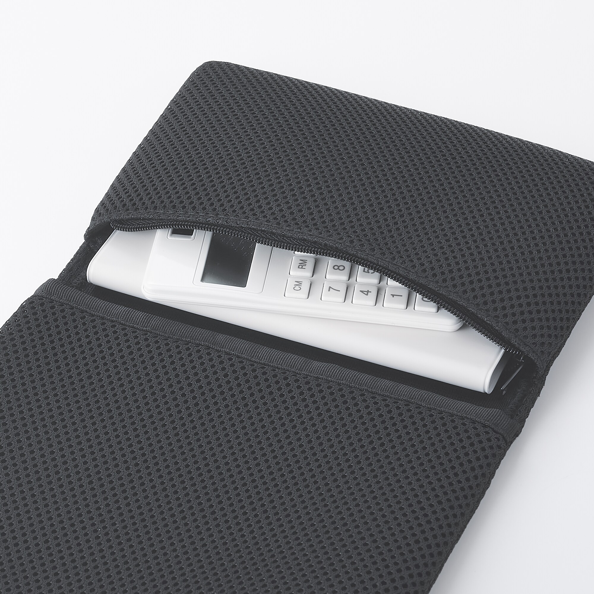 【１１型用】ポリエステルメッシュタブレットカバー　ポケット付　黒