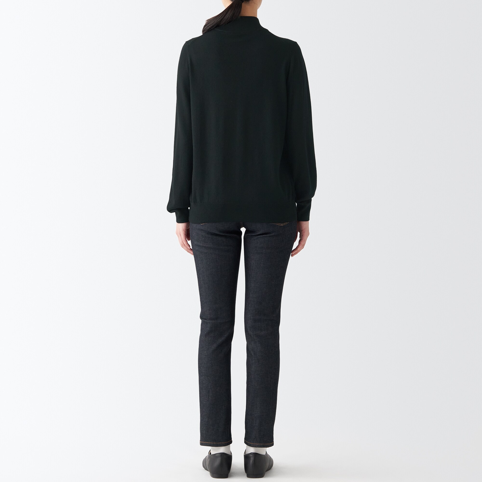 首のチクチクを抑えたハイネック洗えるセーター