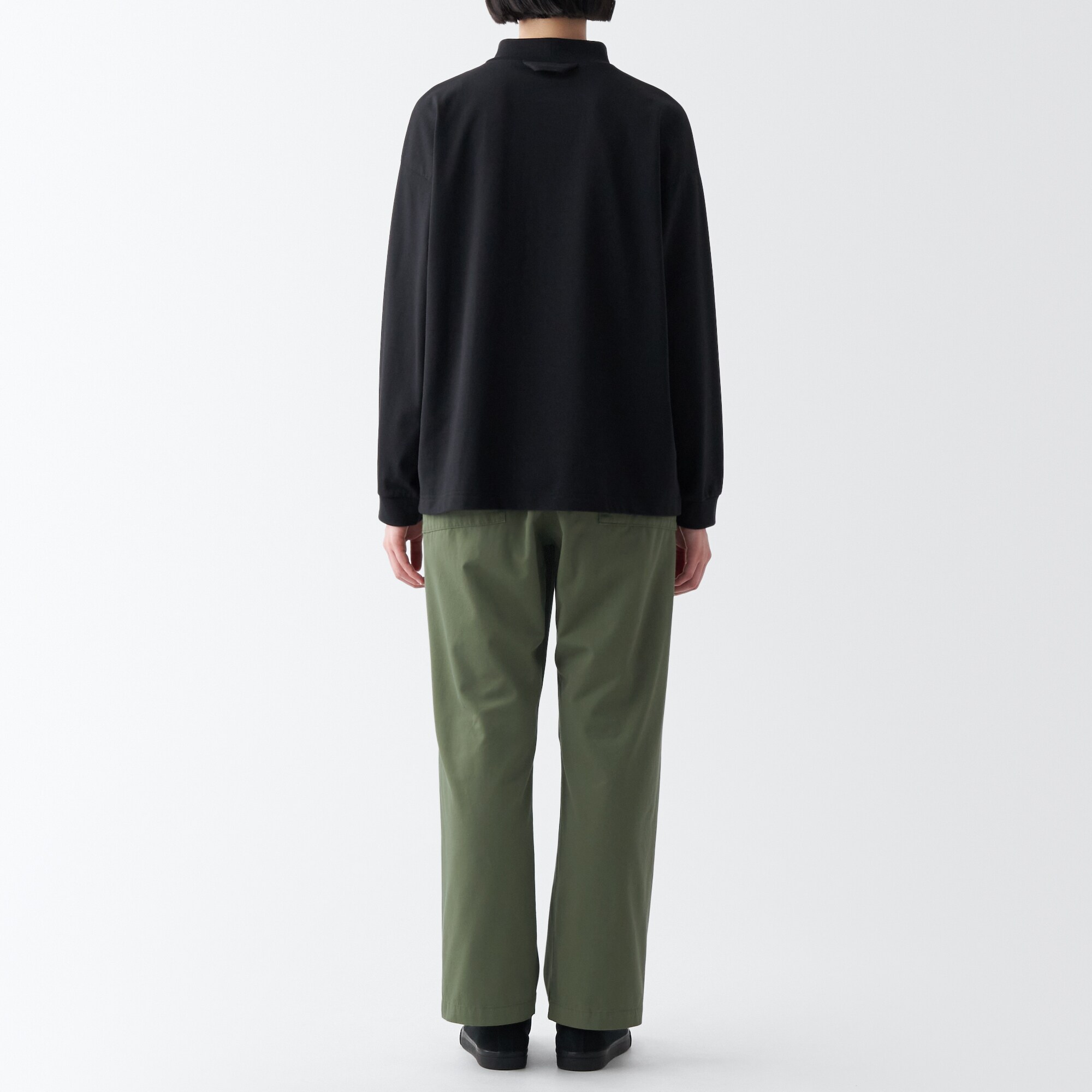 燃えにくい素材を使ったワイドパンツ