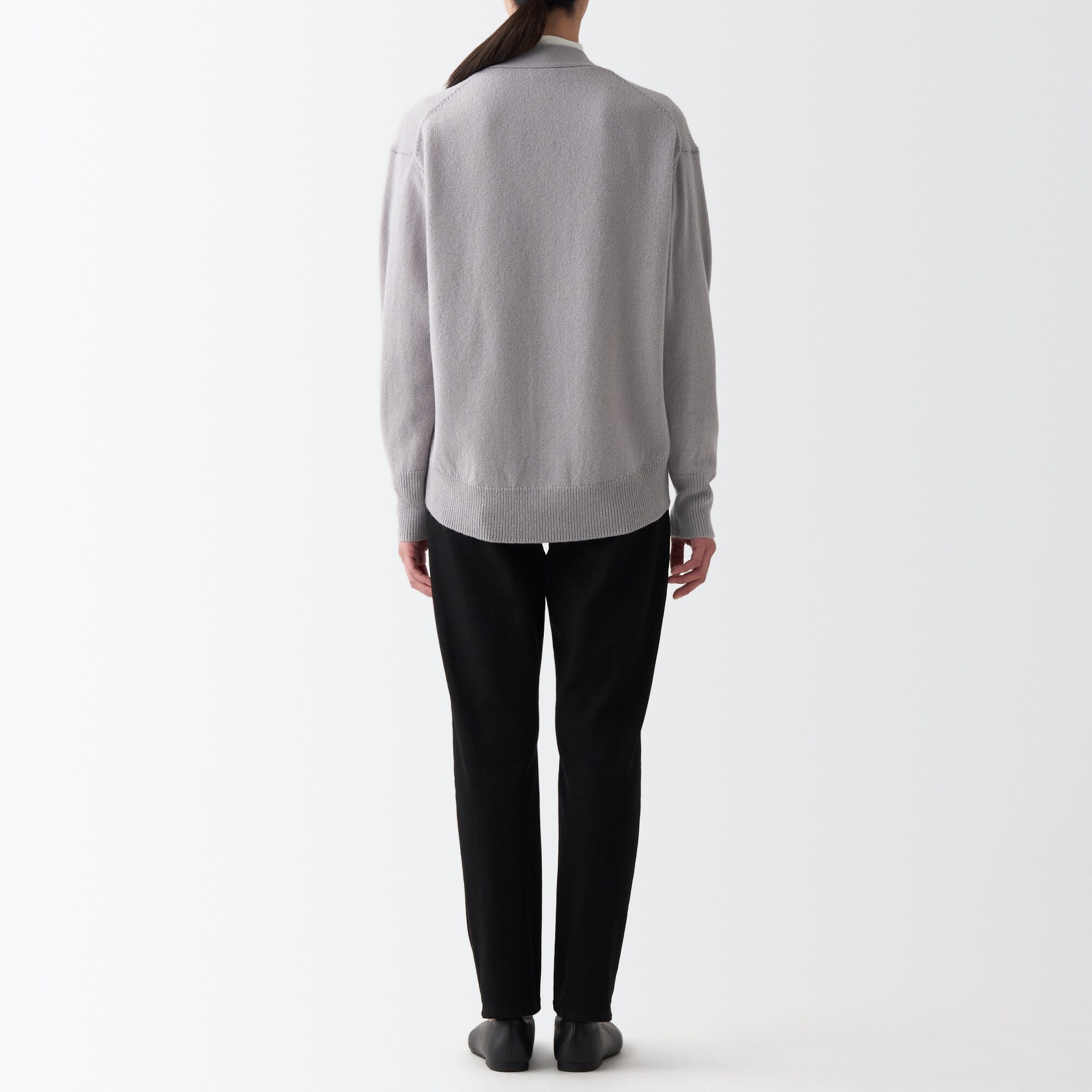 洗えるウールミドルゲージＶネックカーディガン