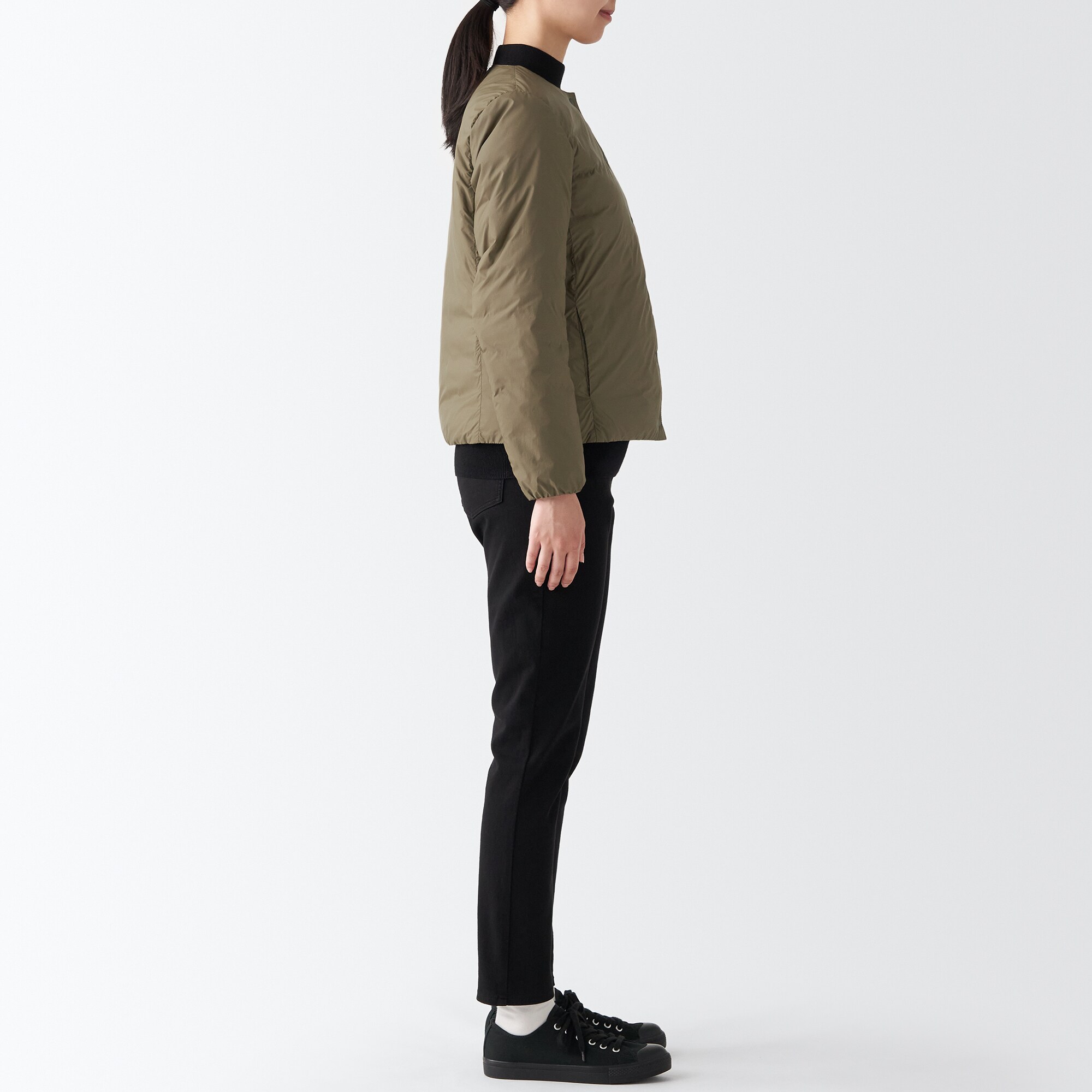 再生ナイロン軽量ノーカラーダウンジャケット（数量限定）