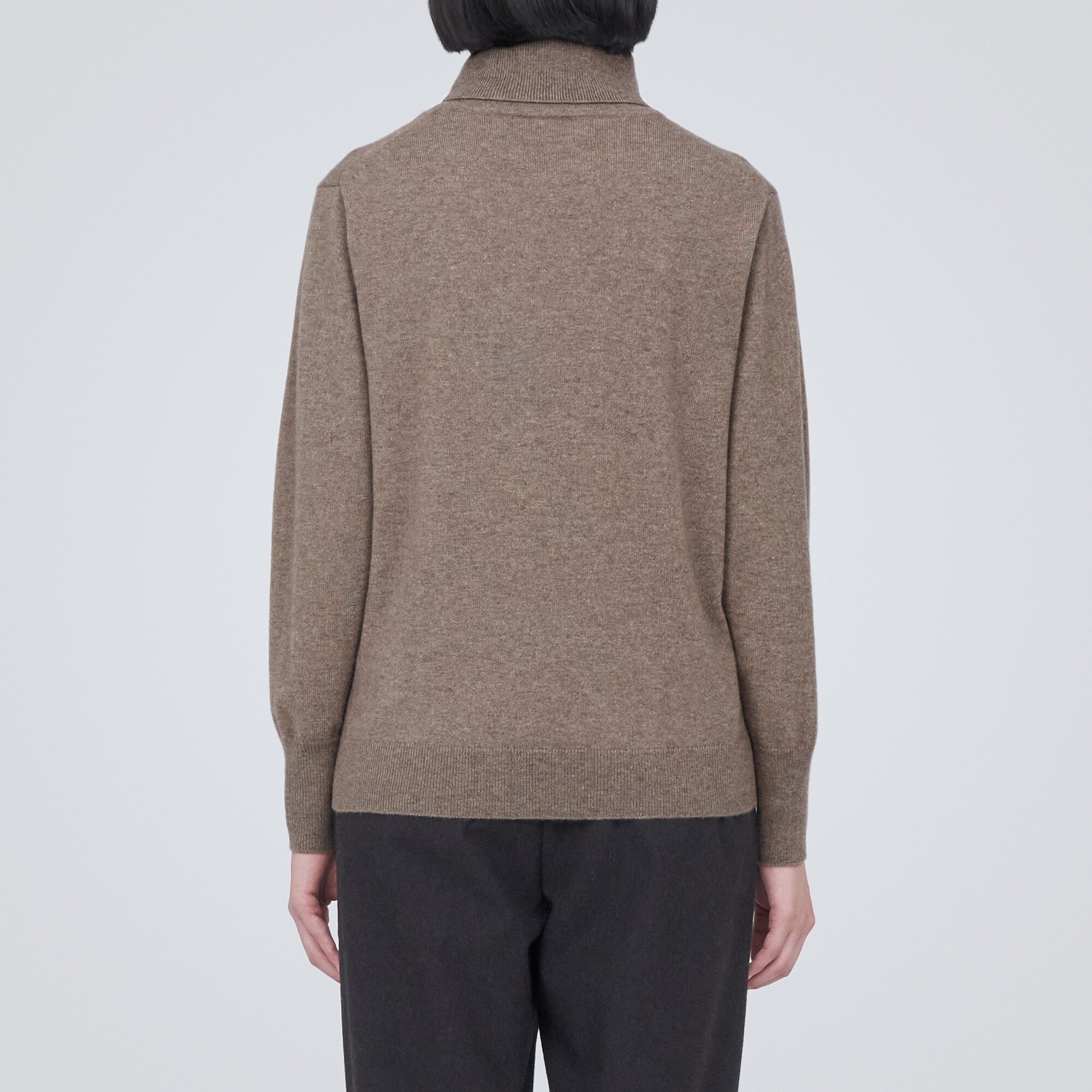 自然のまんまの色　カシミヤ　タートルネックセーター（数量限定）