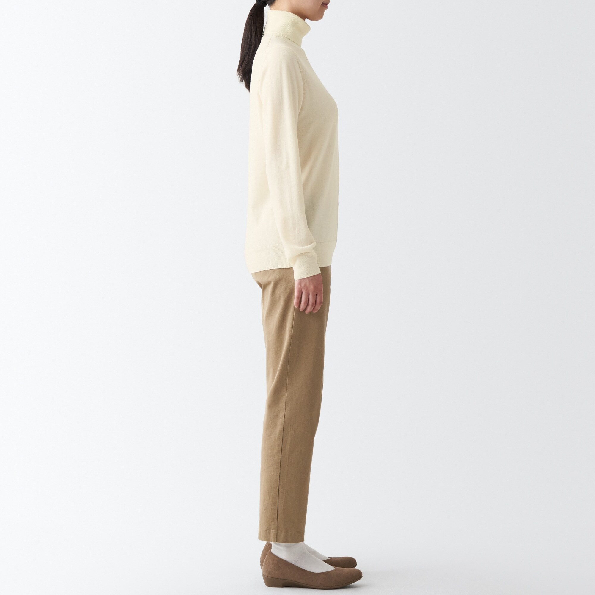 首のチクチクを抑えたタートルネック洗えるセーター