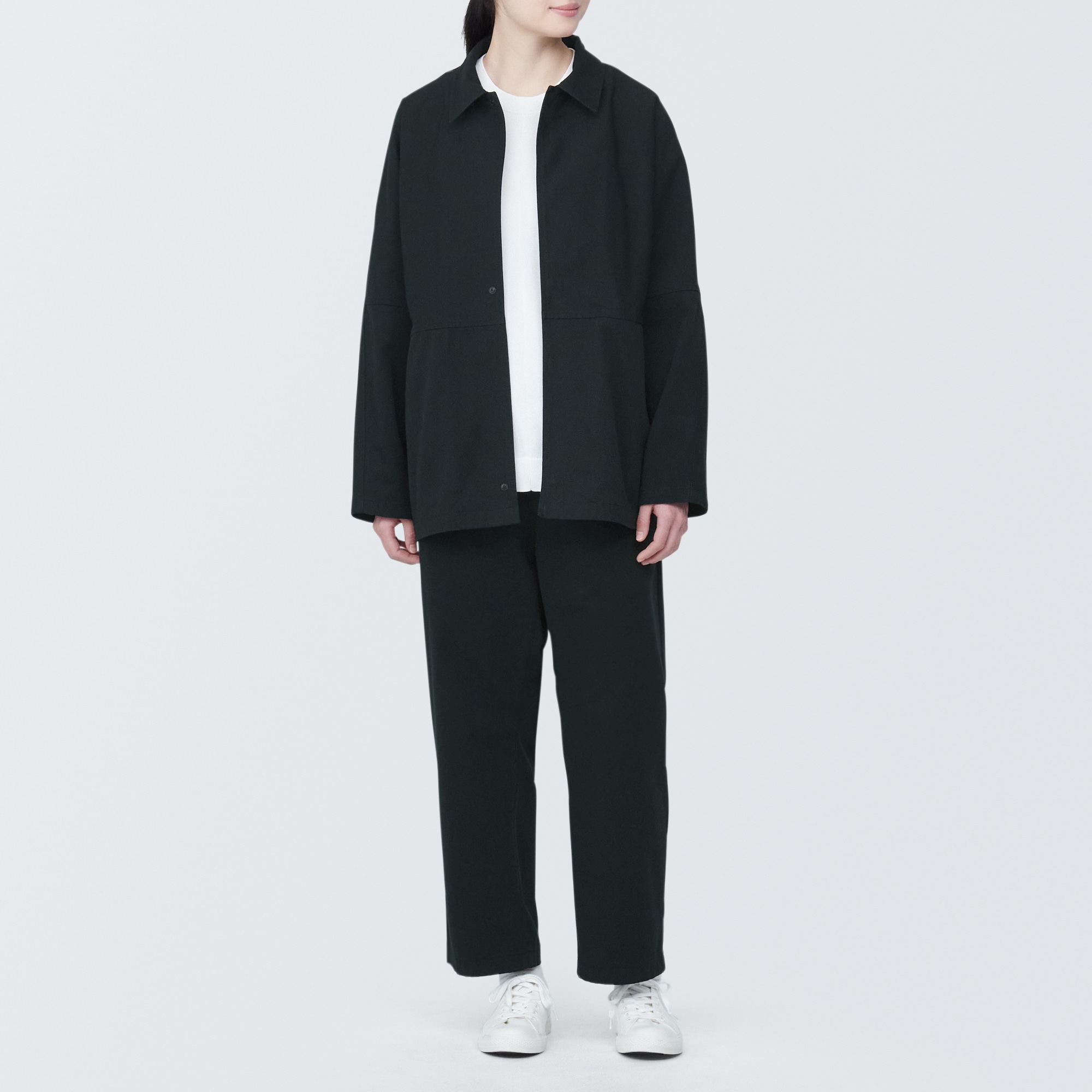 燃えにくい素材を使ったストレートパンツ