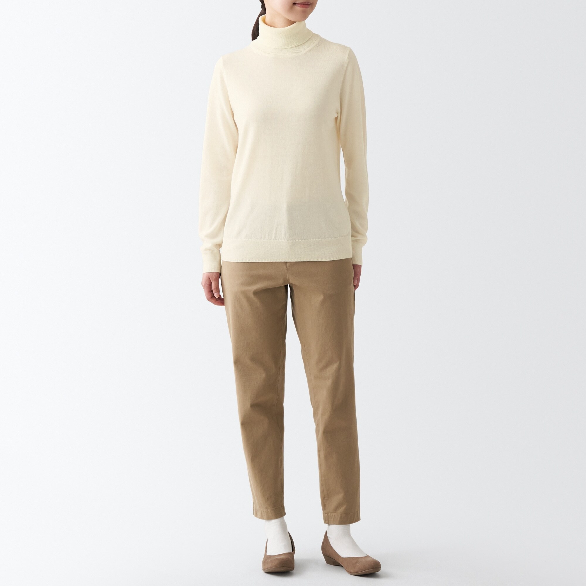 首のチクチクを抑えたタートルネック洗えるセーター