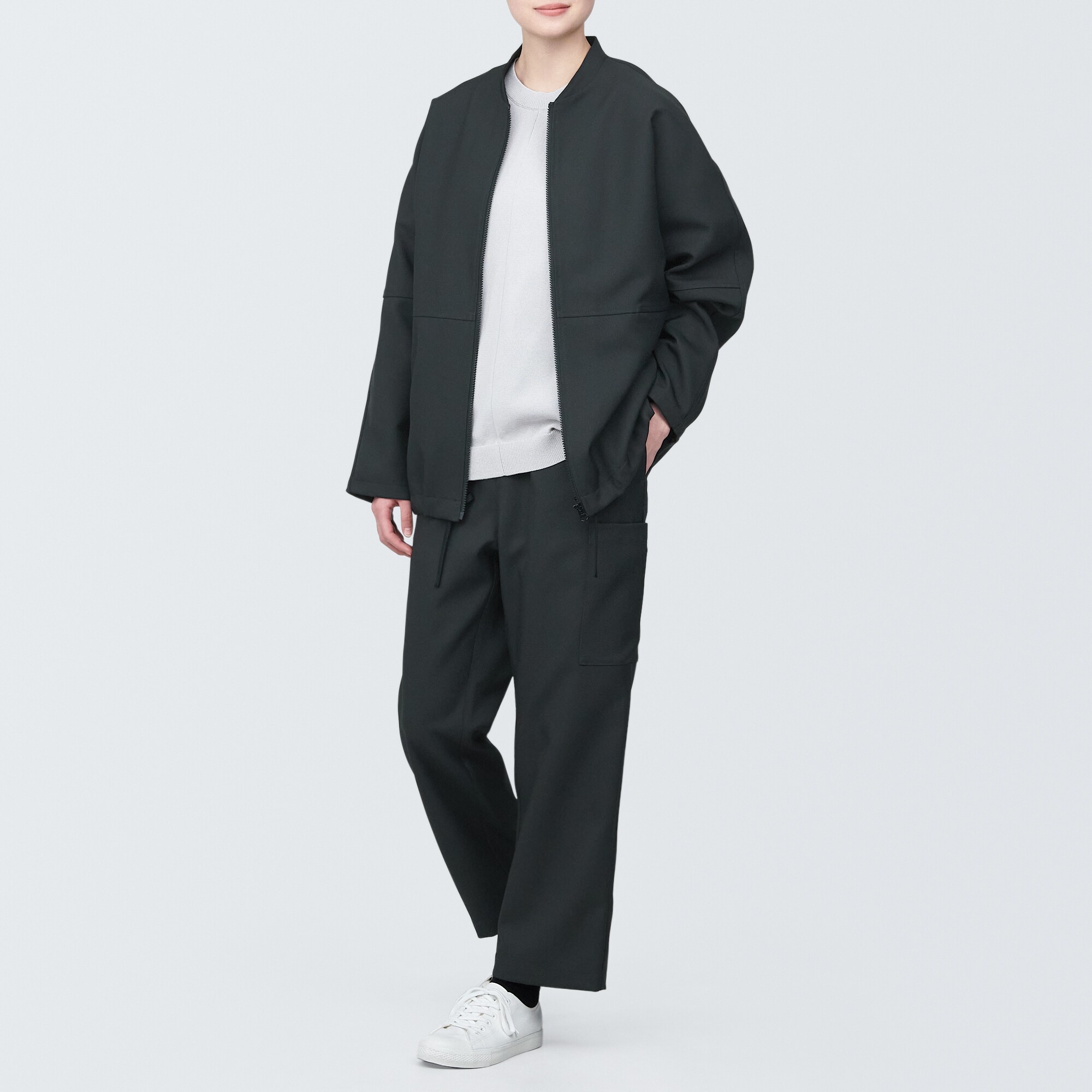 汚れが落ちやすいカーゴパンツ