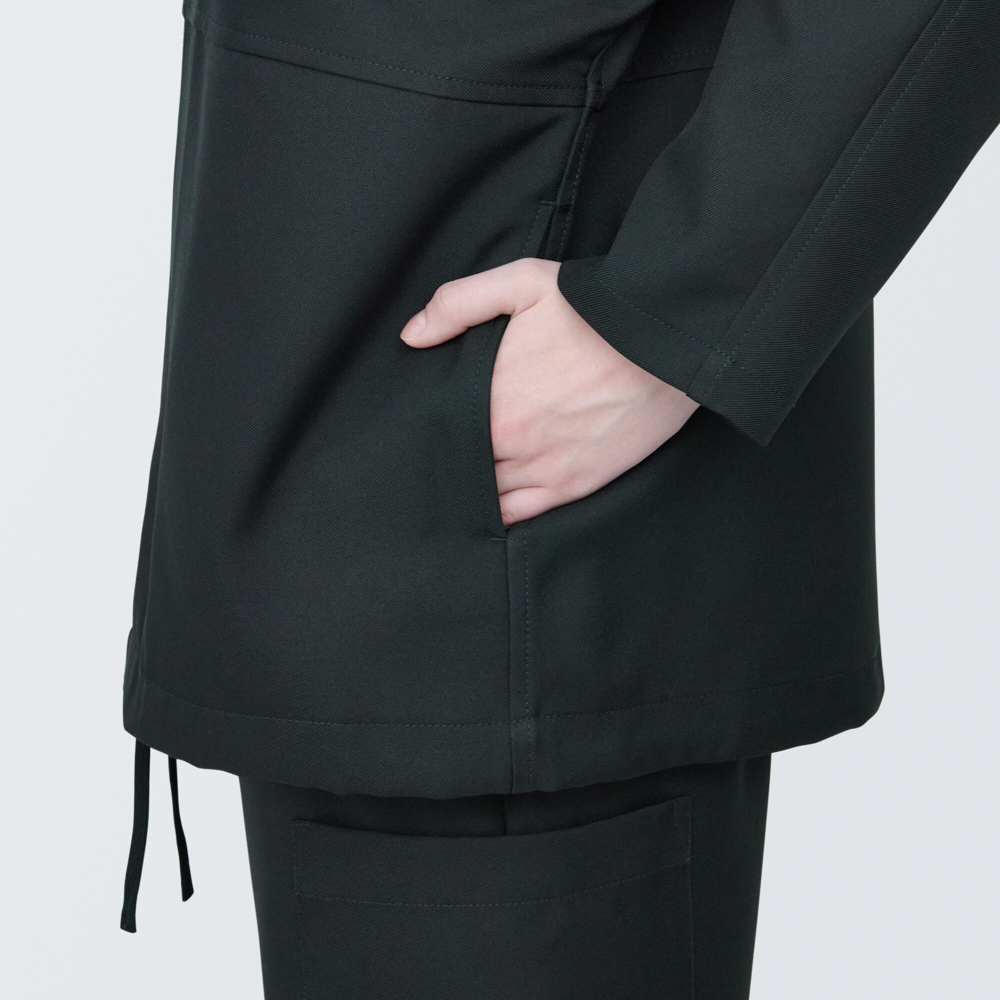 汚れが落ちやすいジップアップブルゾン