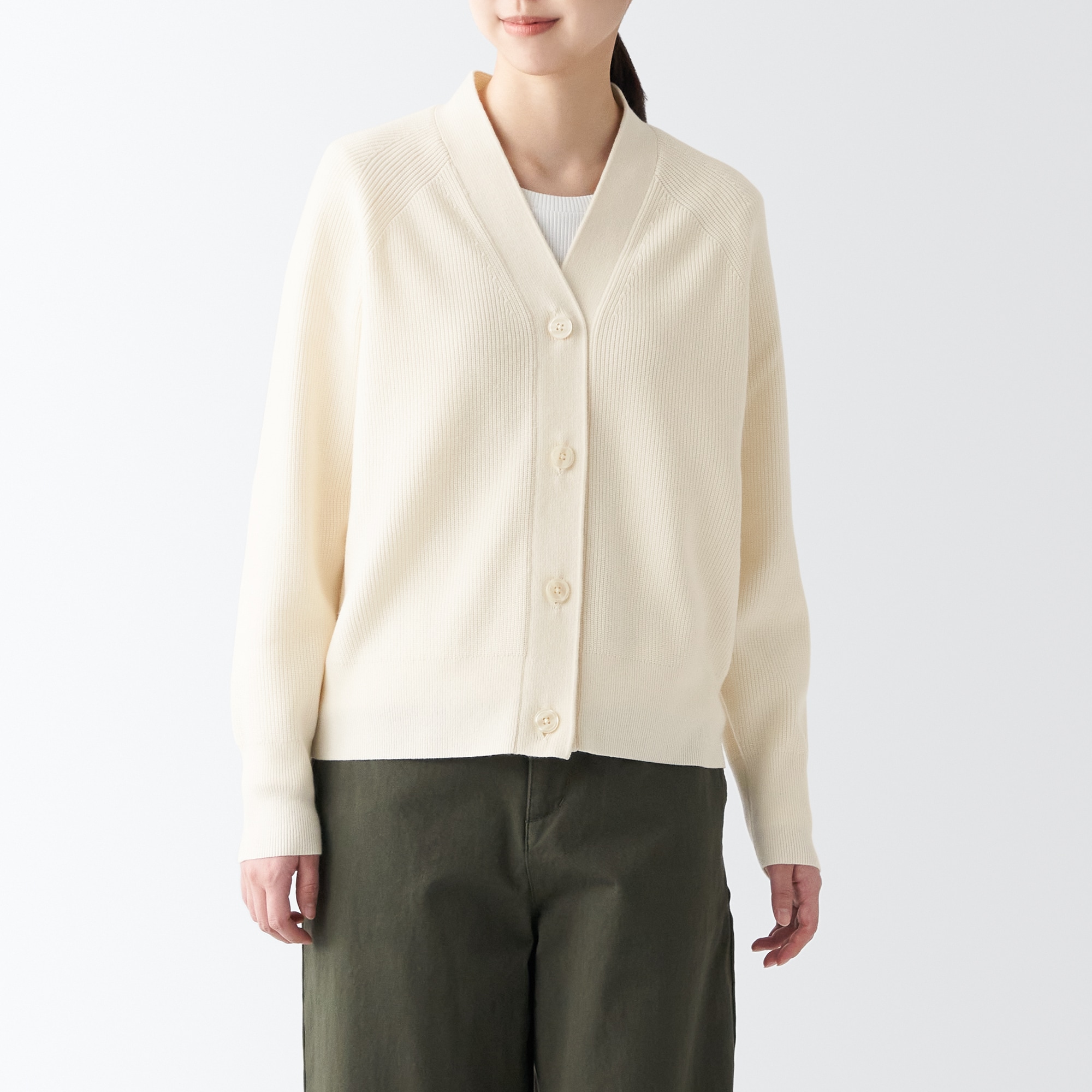 型崩れしにくい糸で編んだＶネックカーディガン