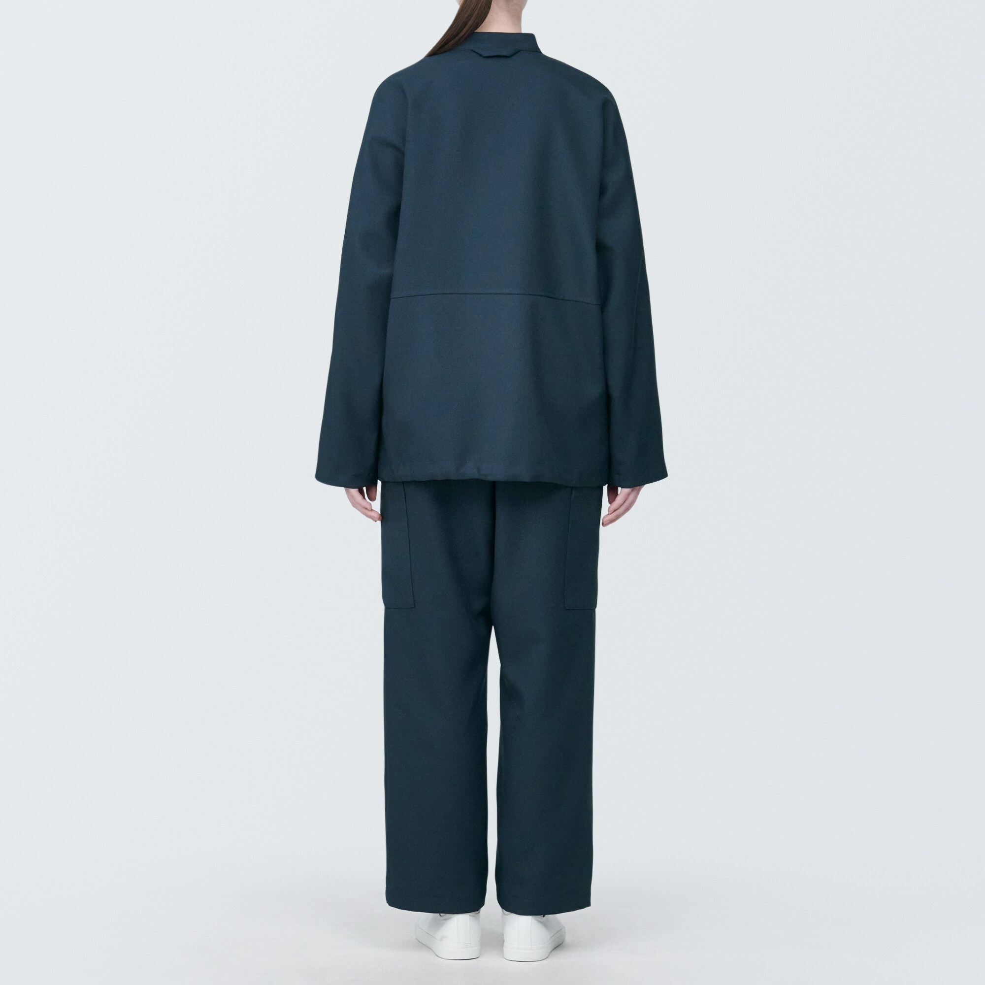 汚れが落ちやすいジップアップブルゾン