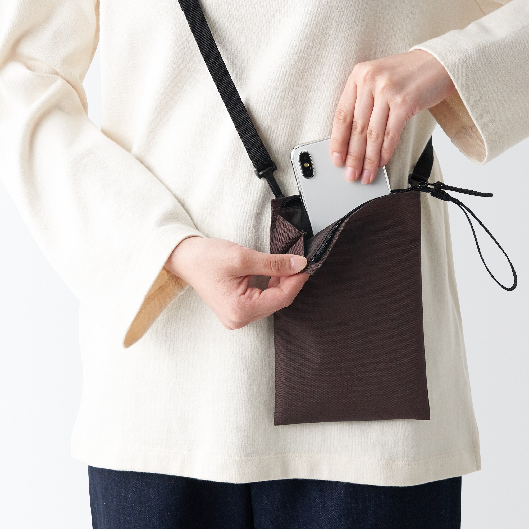 ポーチとしても使える　撥水ミニサコッシュ