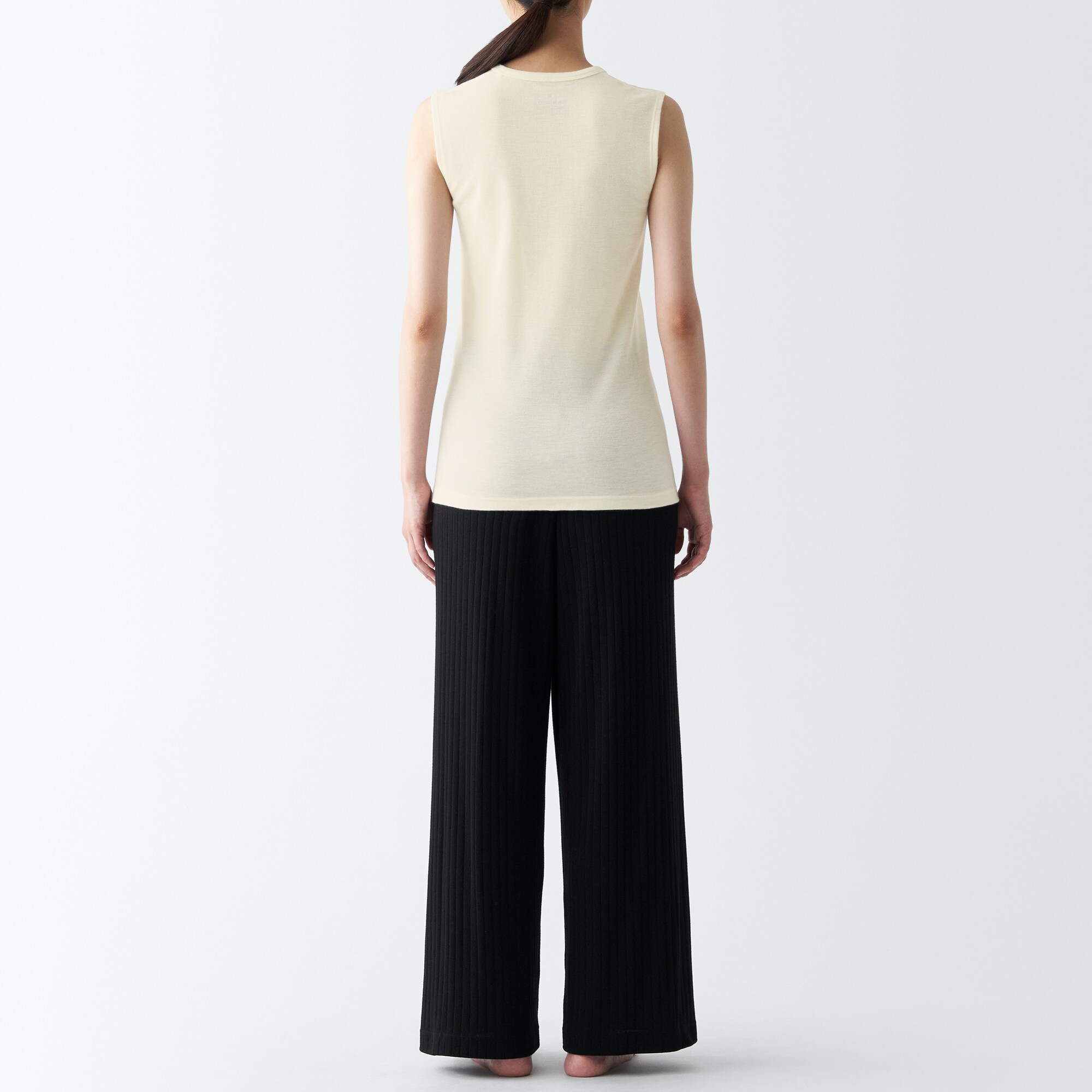 ウールスリーブレスＴシャツ