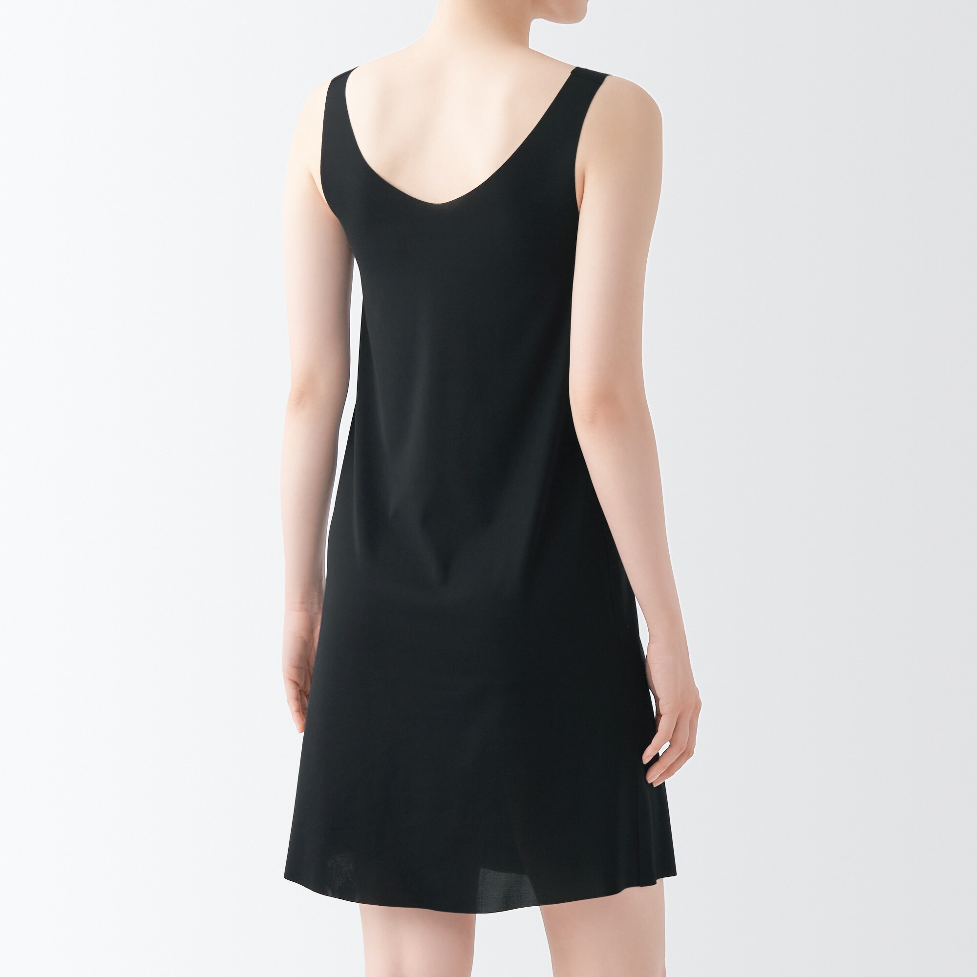 どこにも縫い目がないスリップドレス