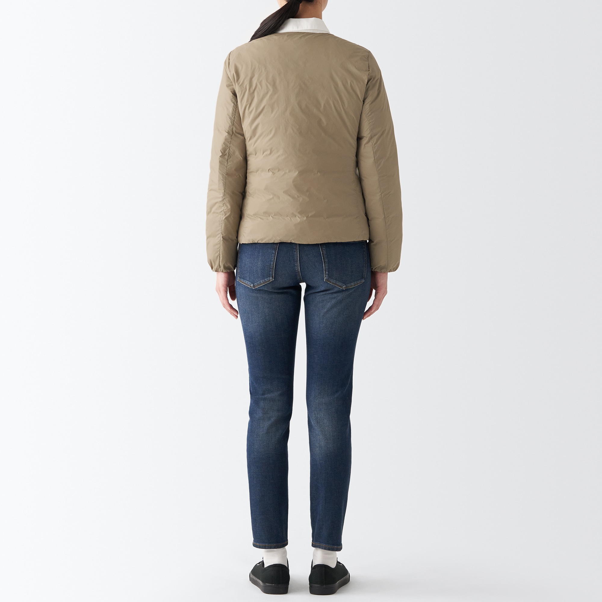 再生ナイロン軽量ノーカラーダウンジャケット（数量限定）