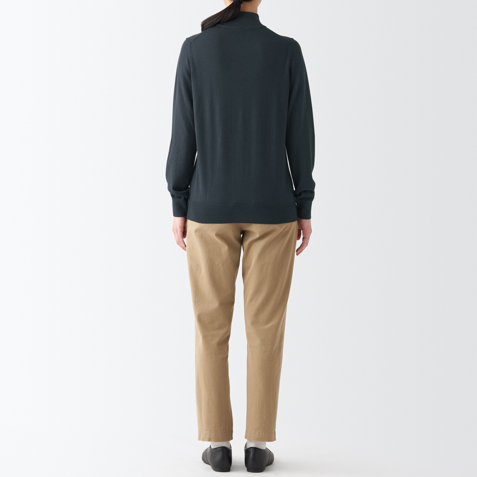 首のチクチクを抑えたハイネック洗えるセーター