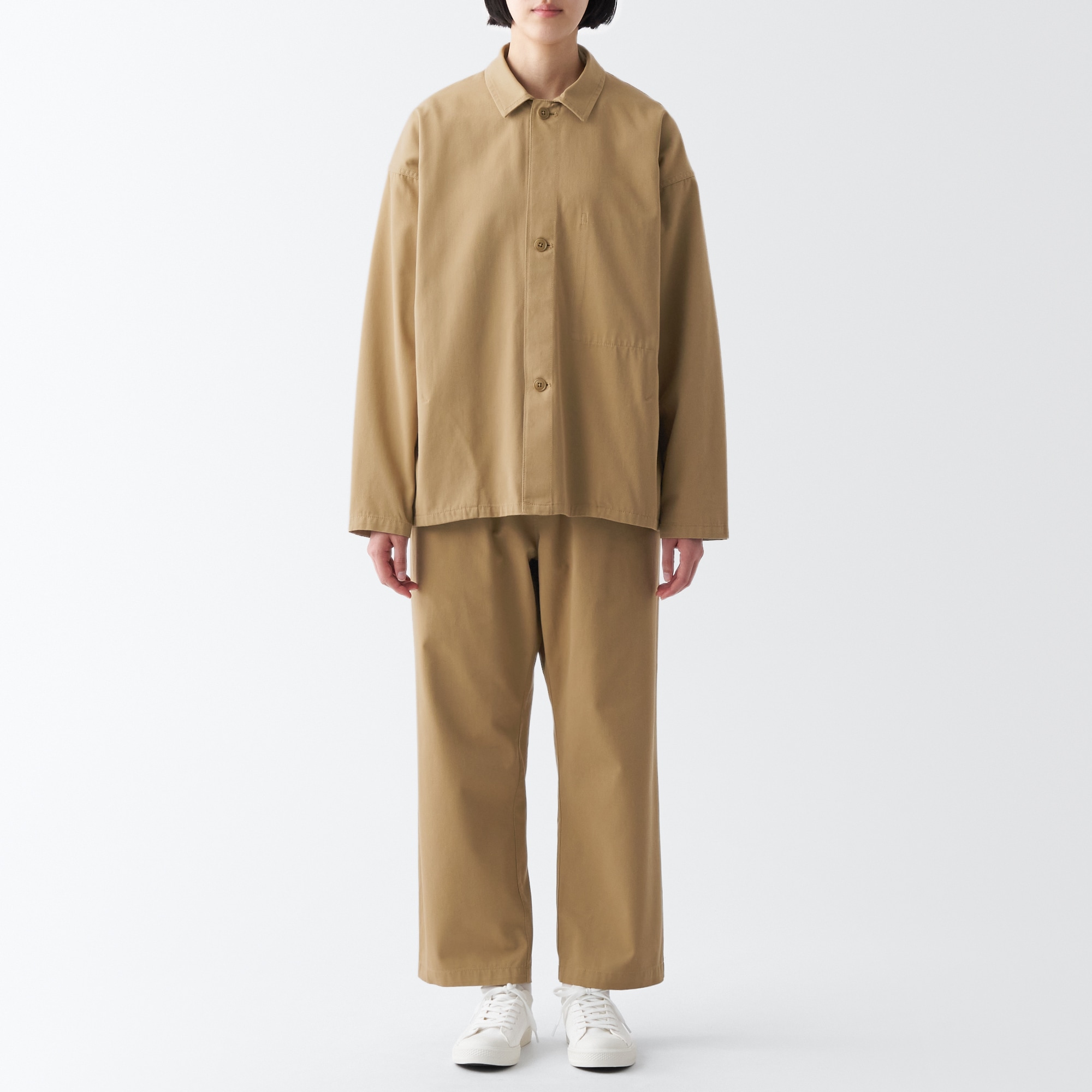 燃えにくい素材を使ったワイドパンツ