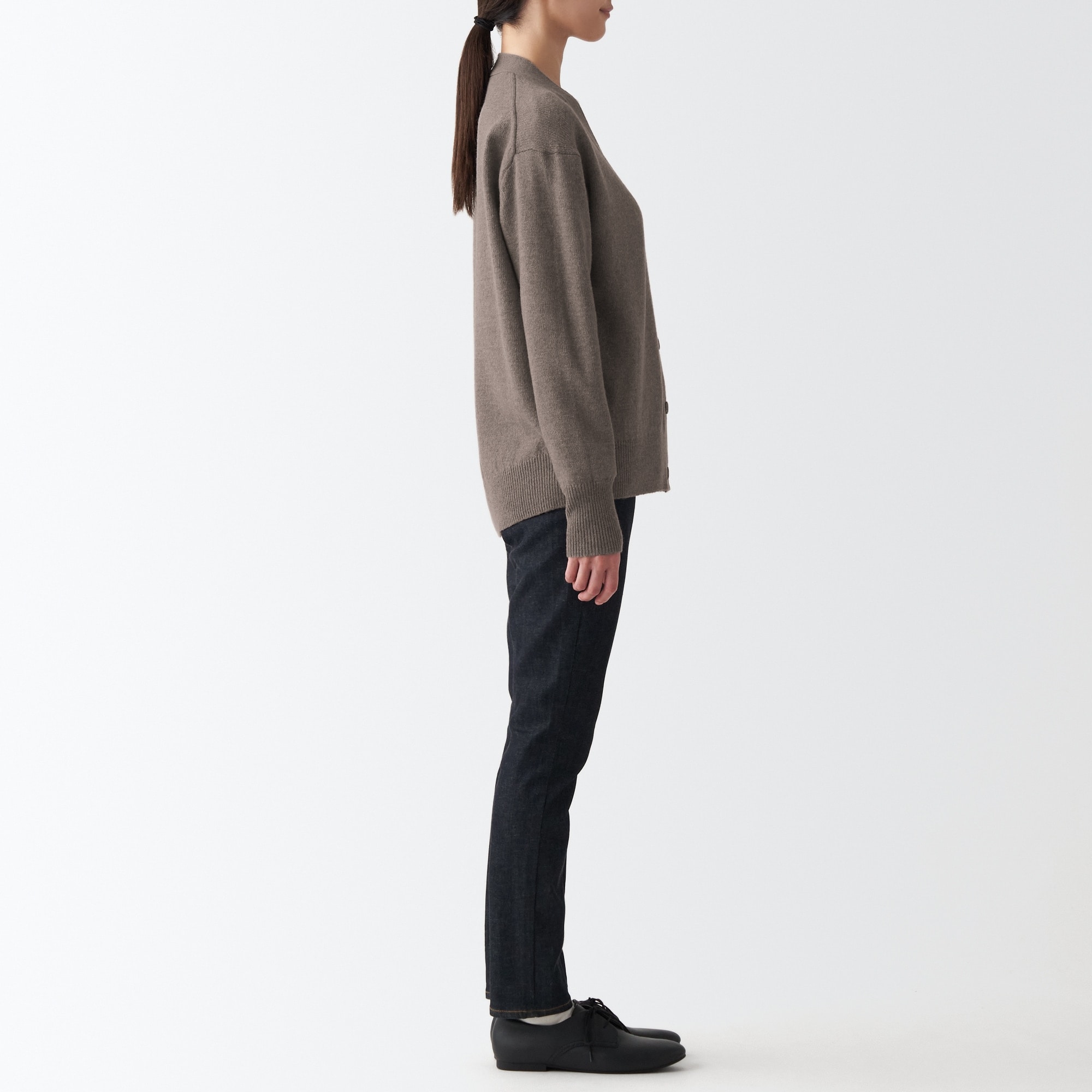 洗えるウールミドルゲージＶネックカーディガン