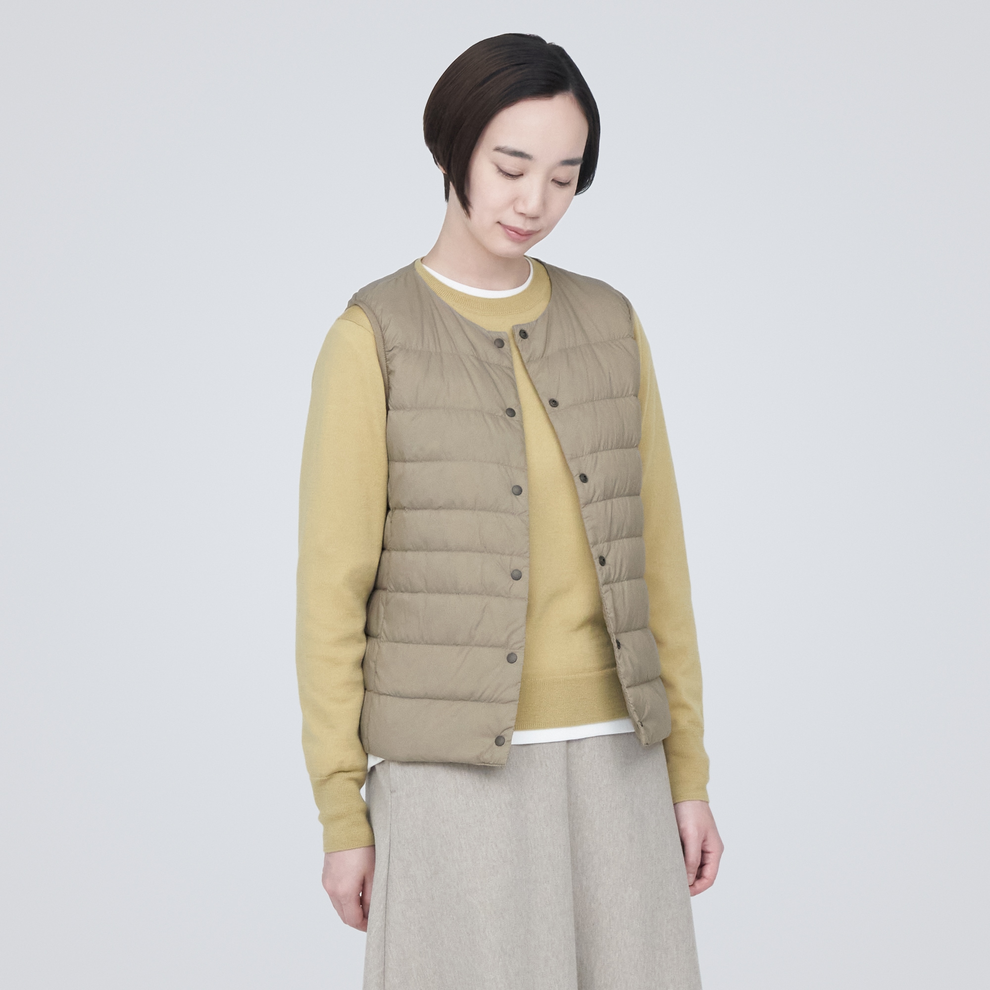 軽量ダウンノーカラーベスト（帯電防止裏地）