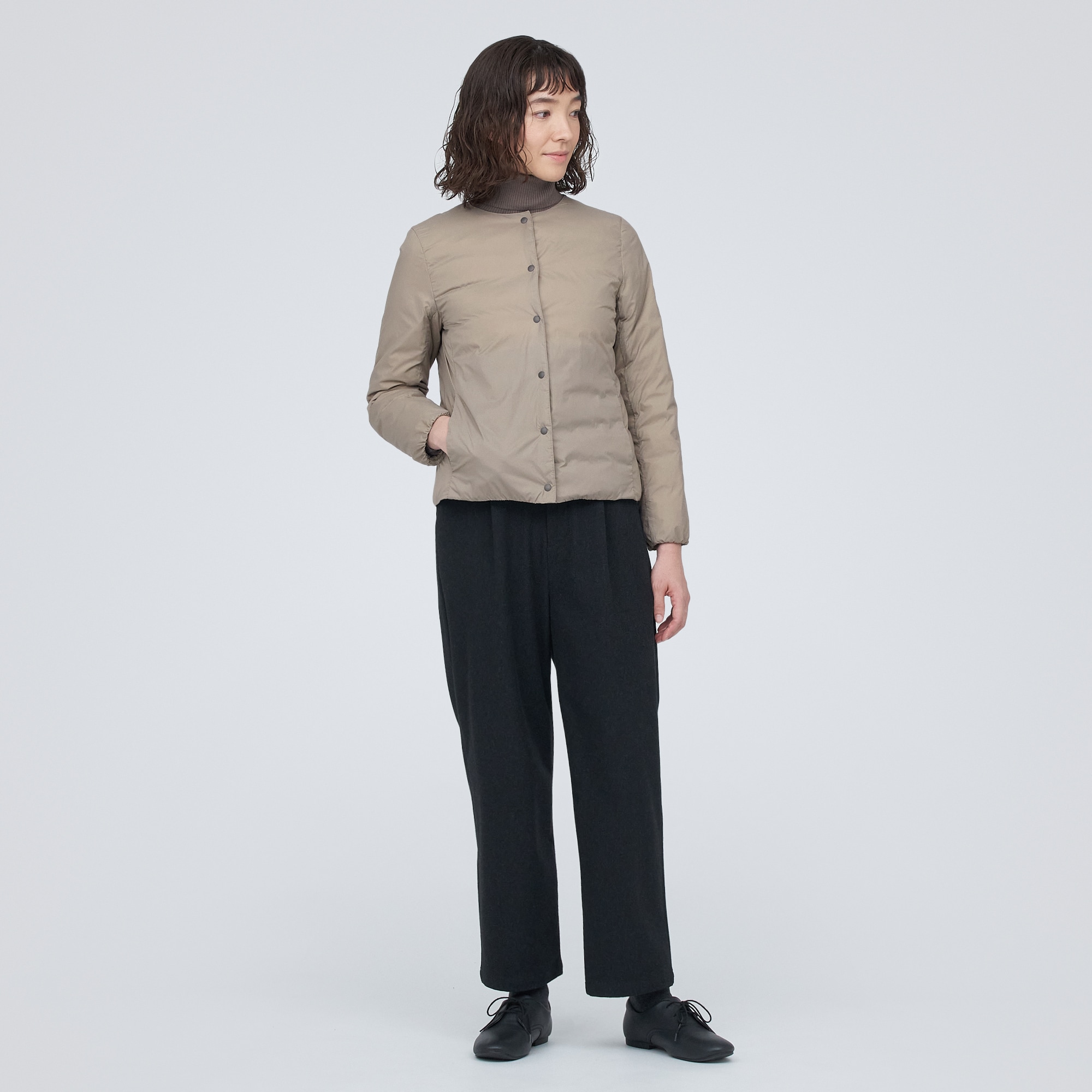 軽量ダウンノーカラージャケット（帯電防止裏地）