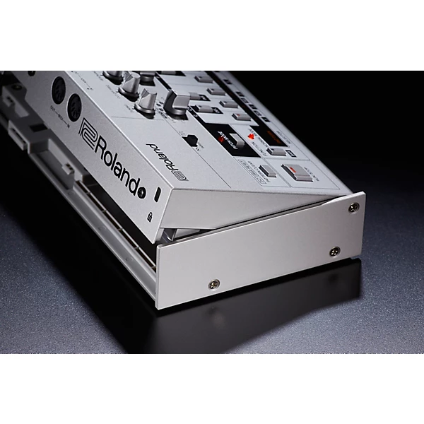 TB 03 Boutique Bass Line with Decksaver Cover