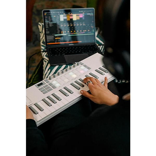 Launchkey Mini 37 MK4 Keyboard Controller White