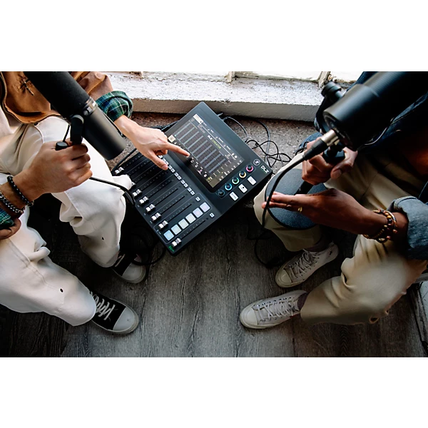 Mackie DLZ Creator Adaptive Digital Mixer for Podcasting and Streaming Level 1 M01539004000000.gc