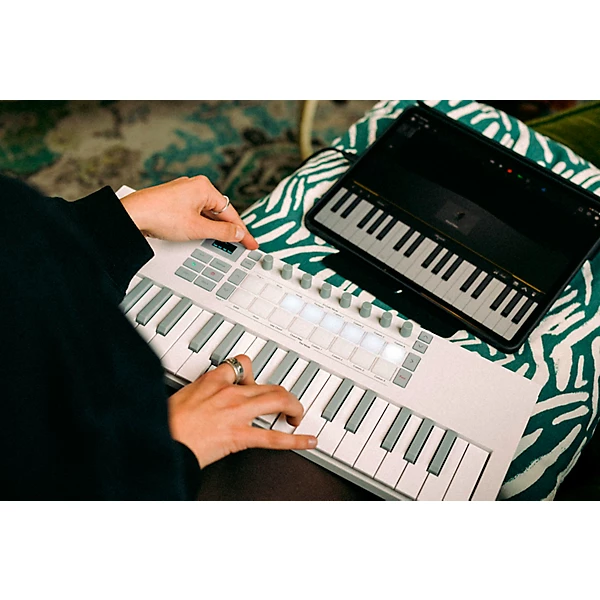 Launchkey Mini 37 MK4 Keyboard Controller White