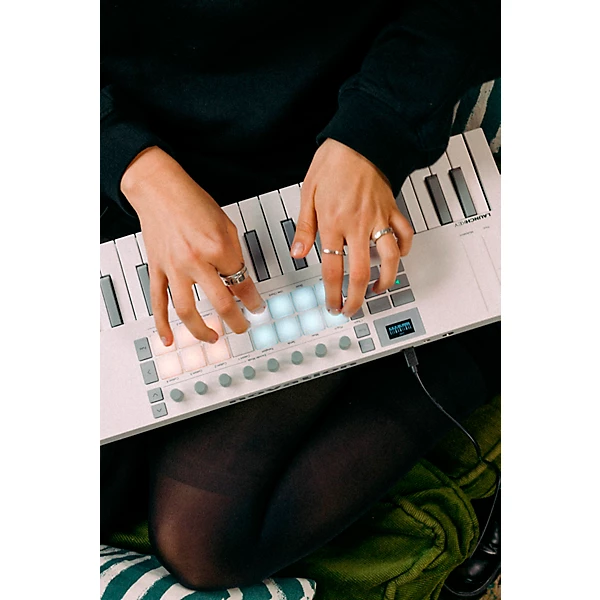 Launchkey Mini 37 MK4 Keyboard Controller White