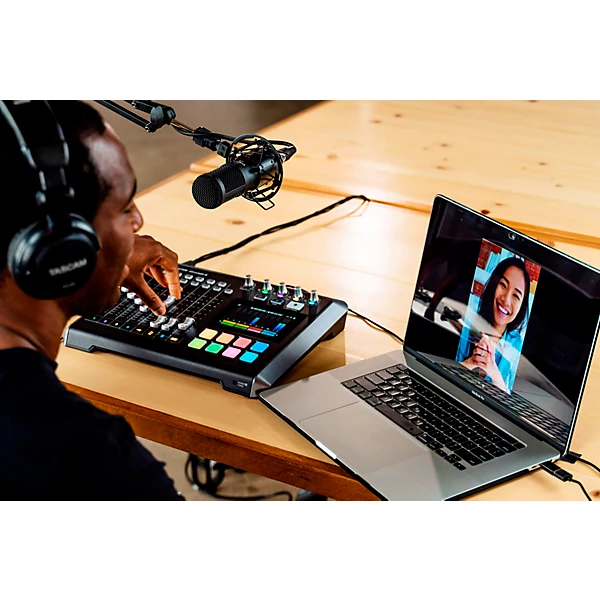 TASCAM Mixcast 4 Integrated Podcast Production Studio Level 1 L82620004000000.gc
