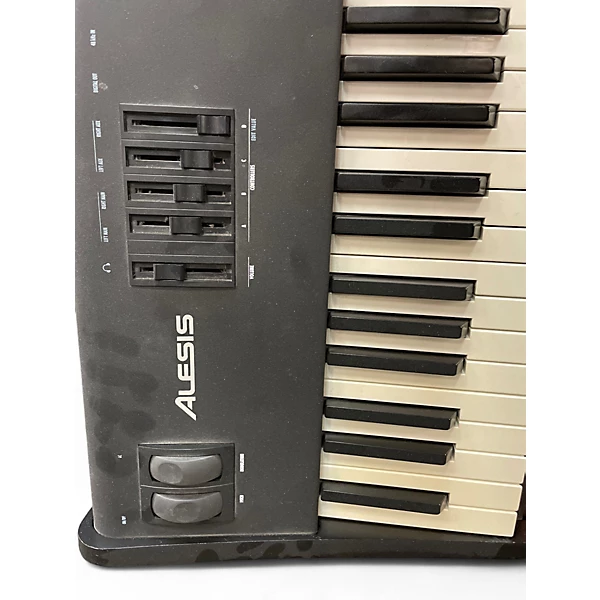 Alesis Used Alesis QS81 Keyboard Workstation.gc