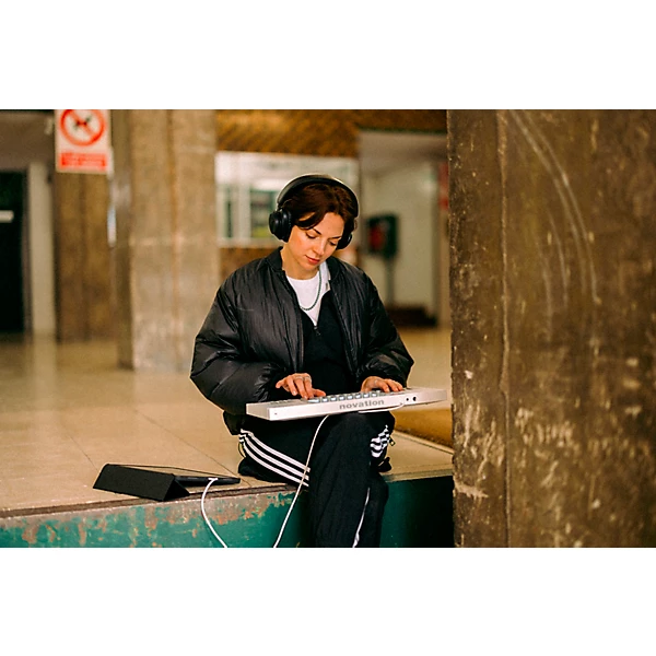 Launchkey Mini 37 MK4 Keyboard Controller White