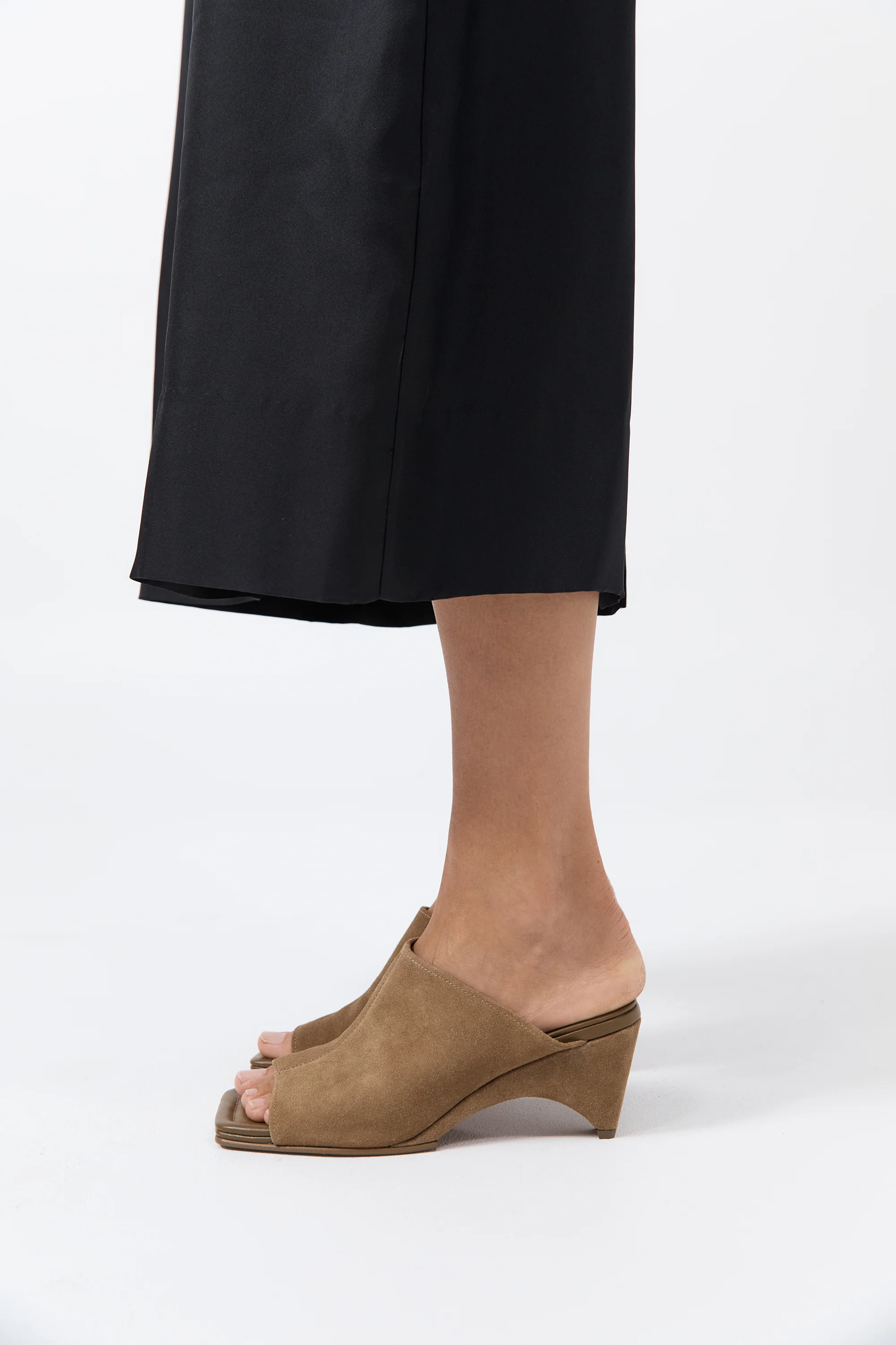 Suede Arc Wedge - Oak