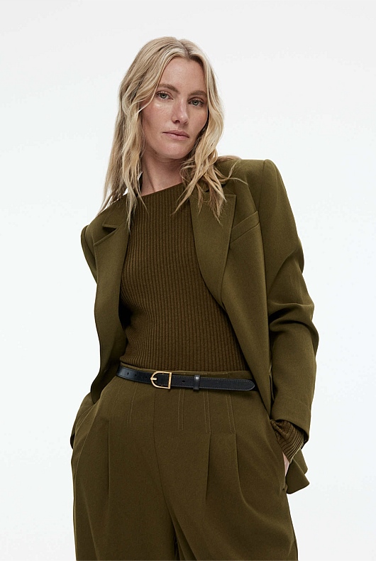 Curved Buckle Slim Belt - Black