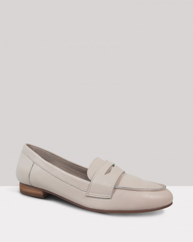 Wittner Benton Vintage Ivory Leather Round Toe Loafer