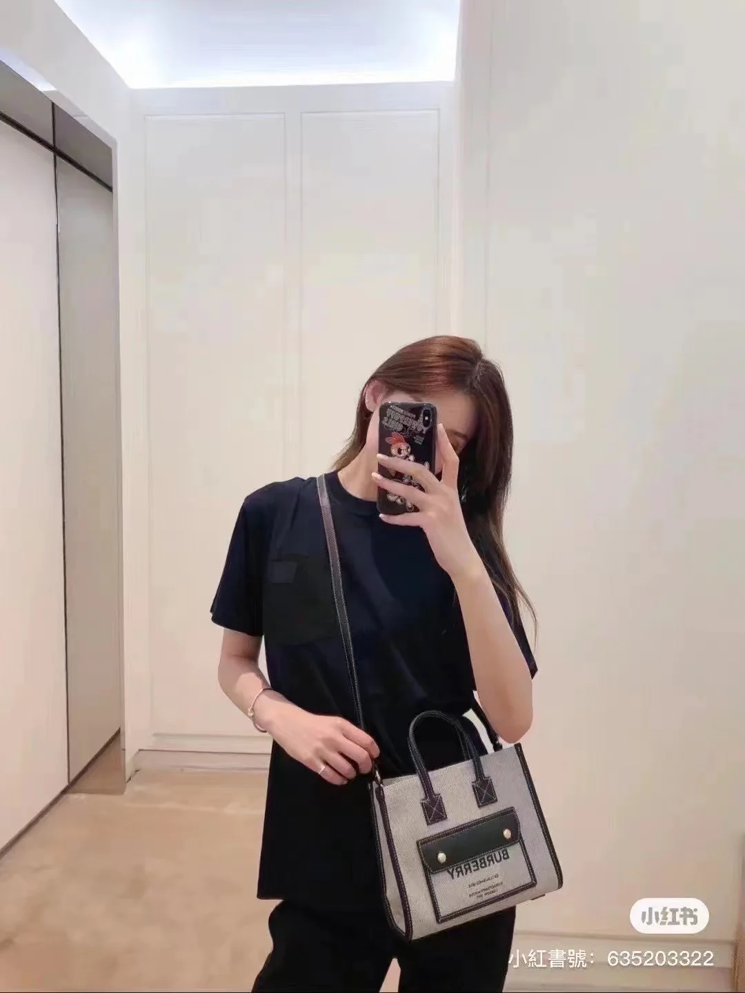 Сумка Burberry Freya — черная — маленькая — фотографии, демонстрирующие ее ношение.