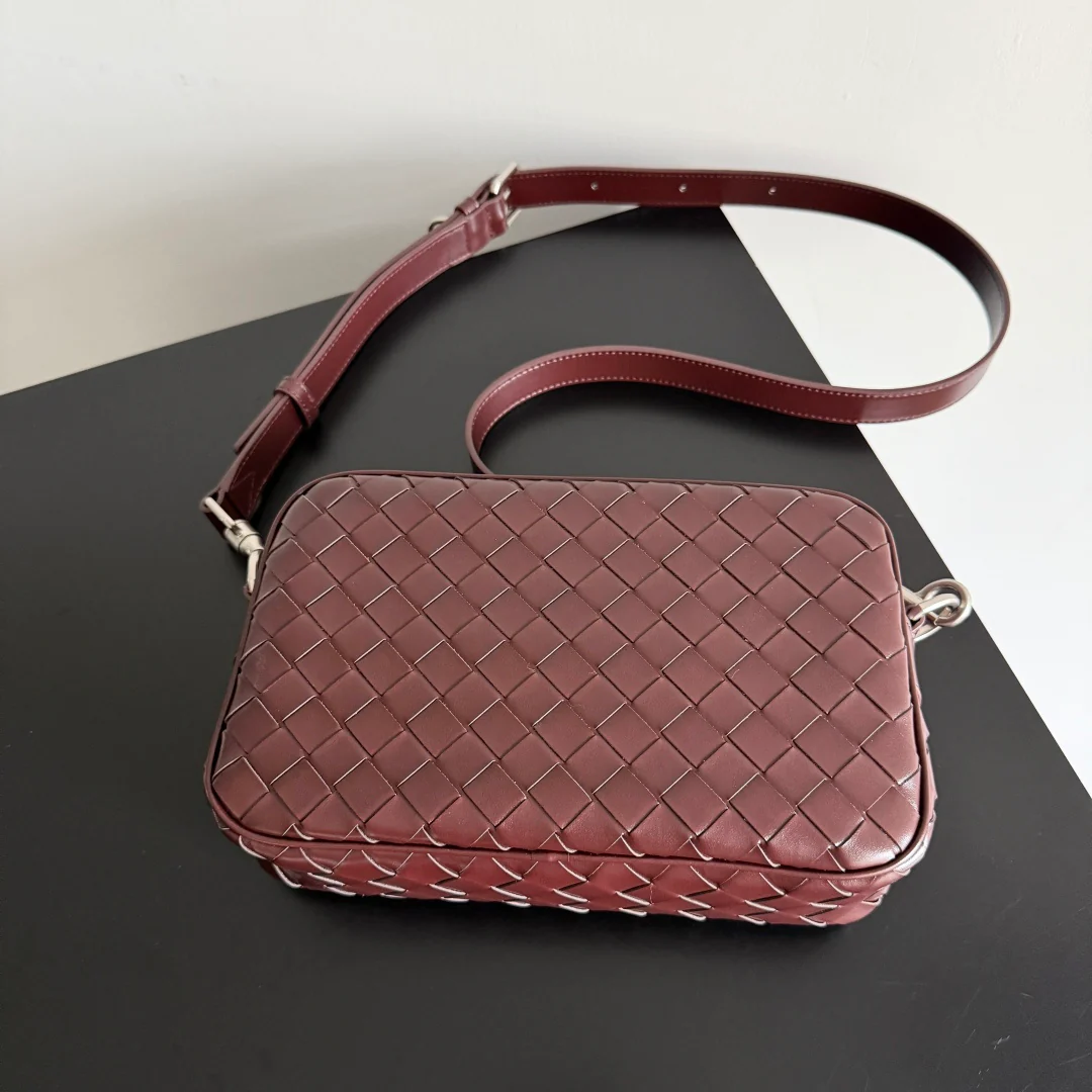 Плетеная сумка для фотоаппарата BV-ntrecciato - маленькая - коричневато-красная