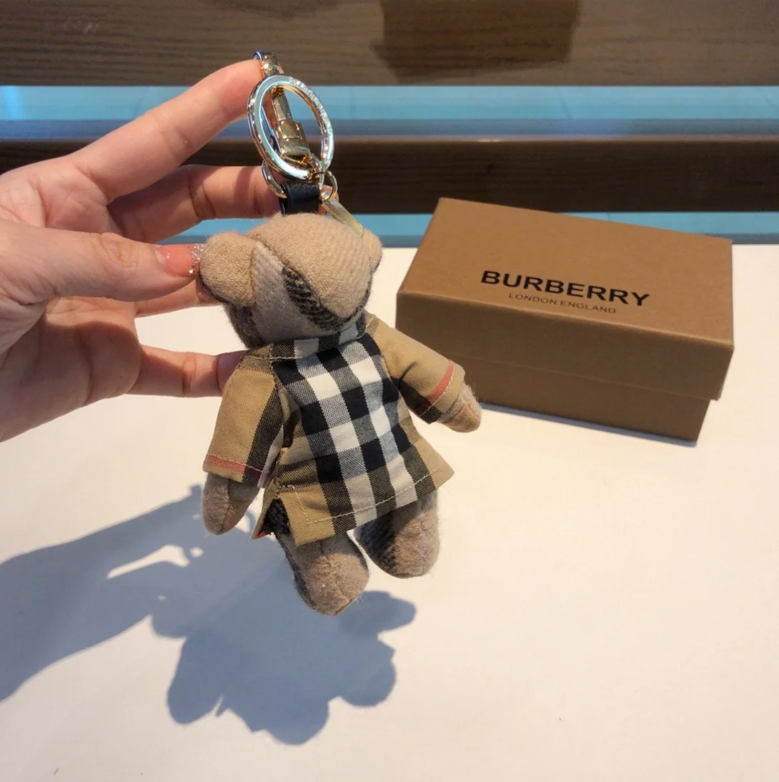 Классический клетчатый топ Burberry с подвеской в ??виде медведя