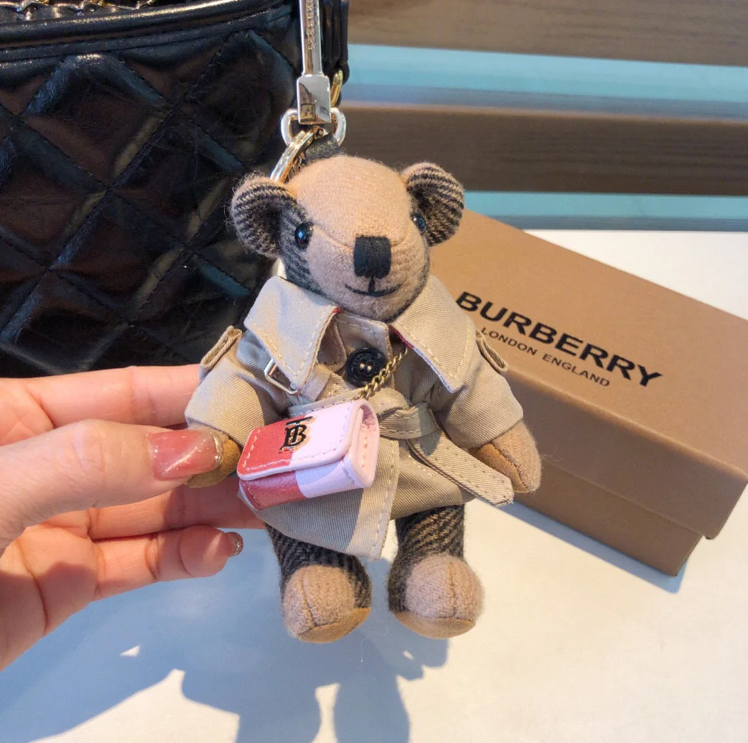 Burberry - Подвеска в виде медведя в тренчкоте - Абрикосовый цвет