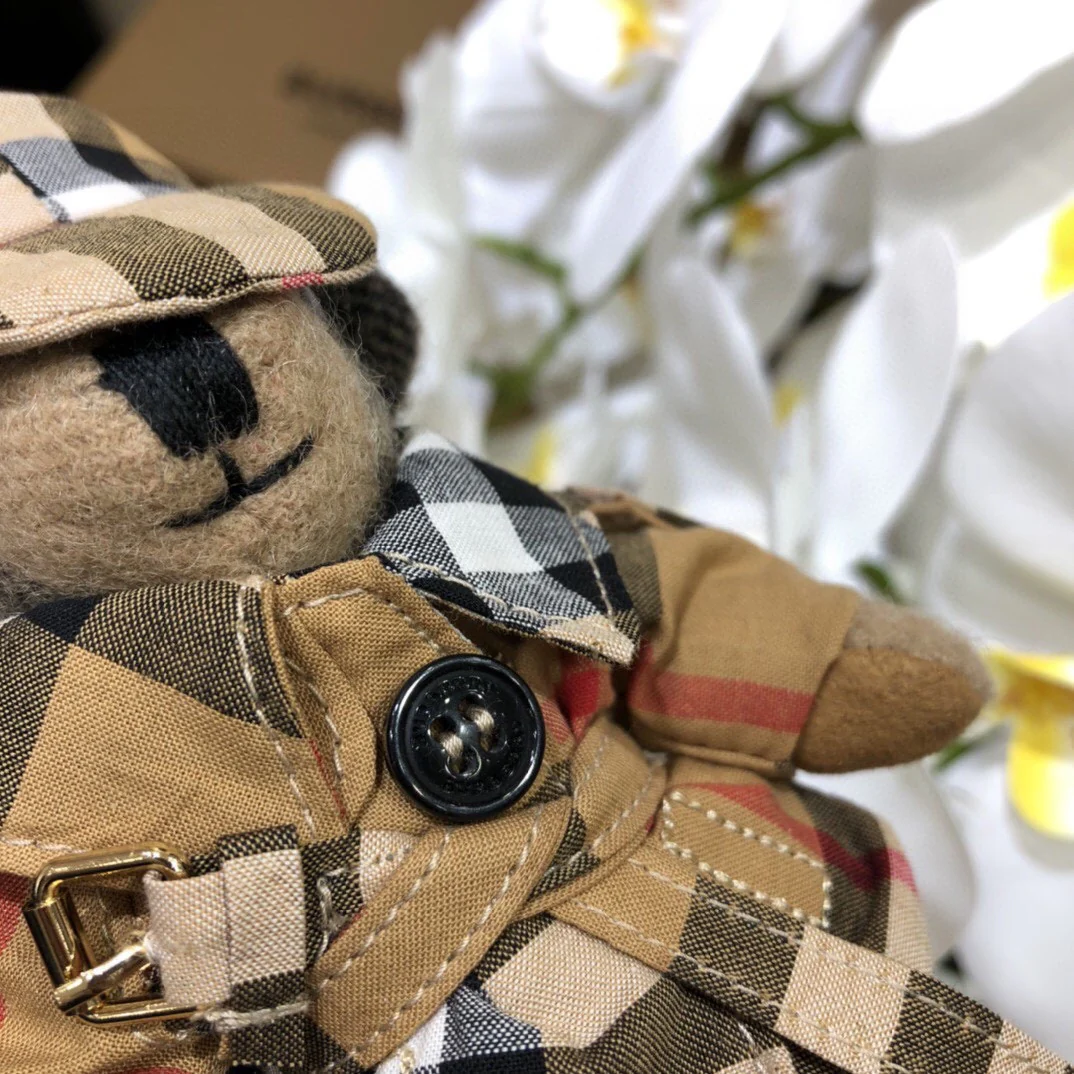 Тренч Burberry в клетку с подвеской в ??виде медведя