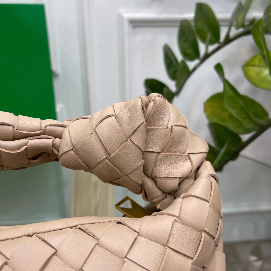 Плетеная круглая сумка-хобо BV Jodie с узлом - 27x22x3 см