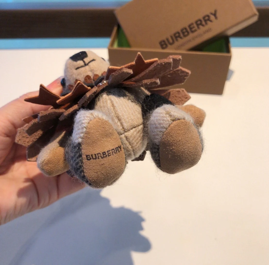Burberry - Подвеска в виде медведя в виде тренча