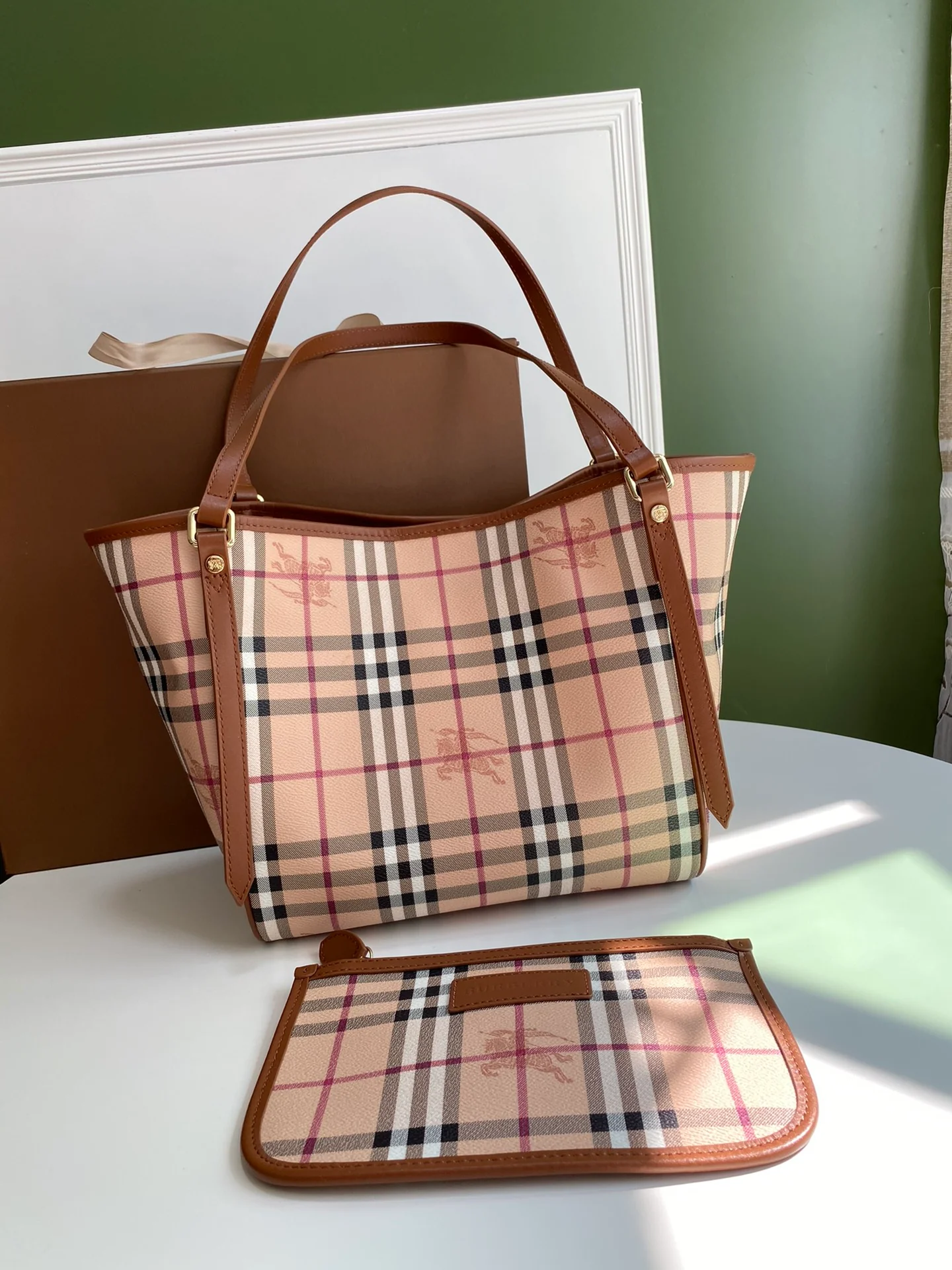 Классическая сумка Burberry для мамы и дочки - сумка-шоппер - коричневая