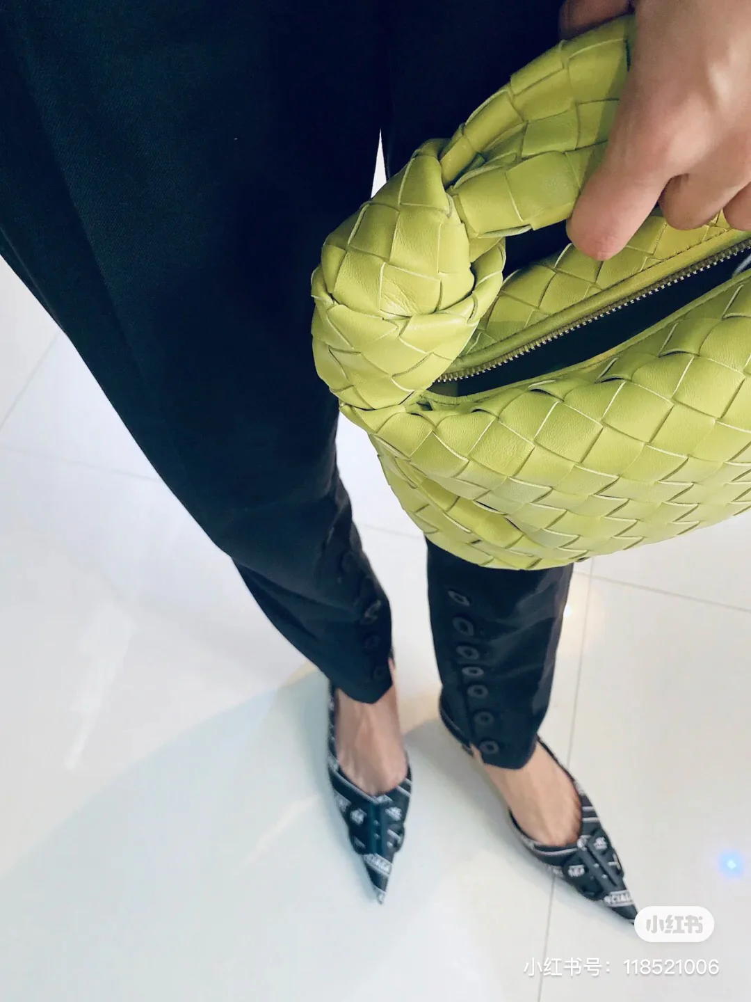 Мини-сумочка BV Mini Jodie в виде круассана — Фотографии в одежде — 2