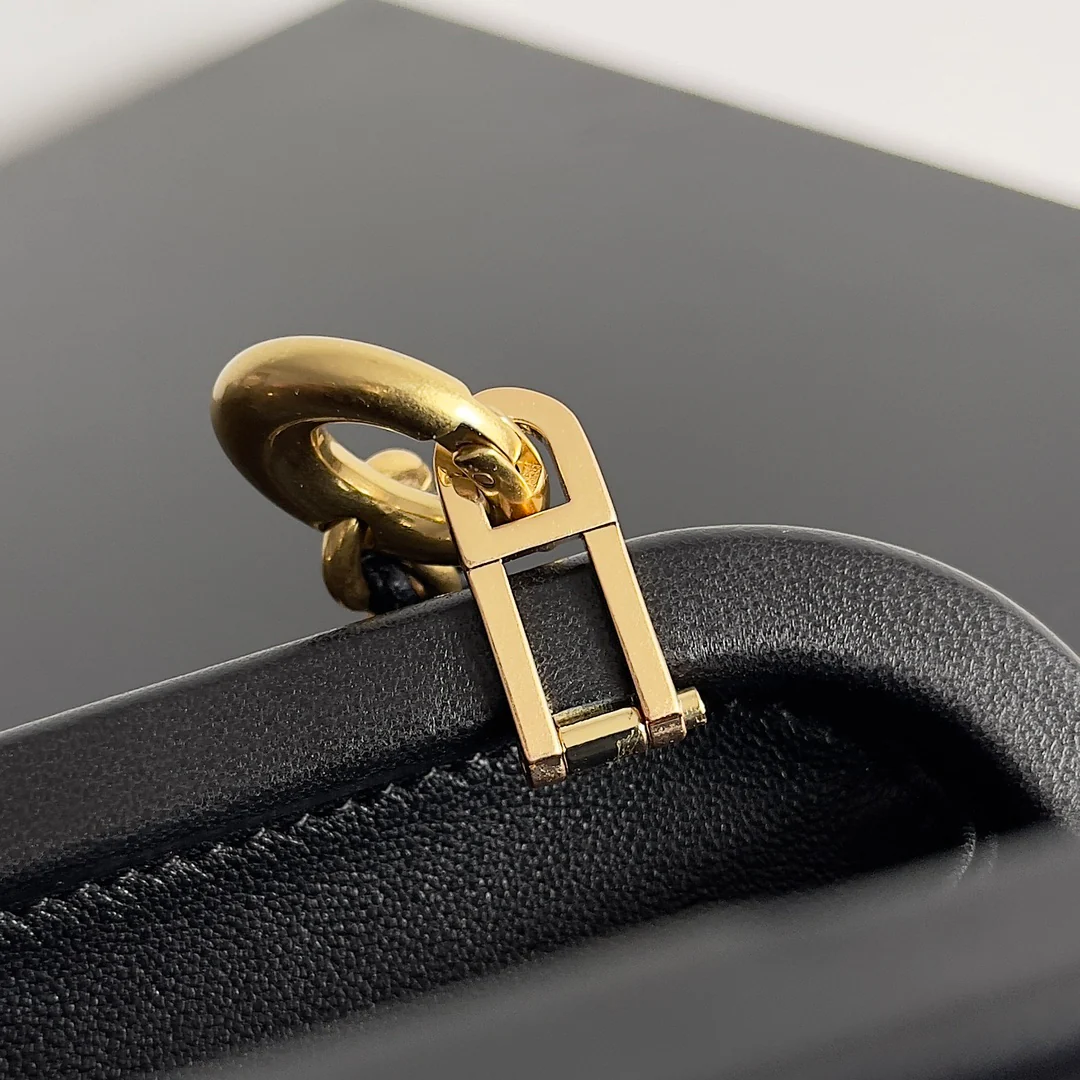 Вечерняя сумочка BV с цепочкой и узлом - черная