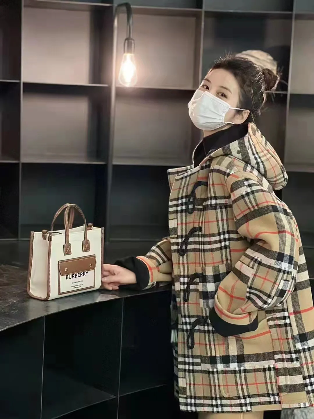 Сумка Burberry Freya — коричневая — изображение человека, который её носит.